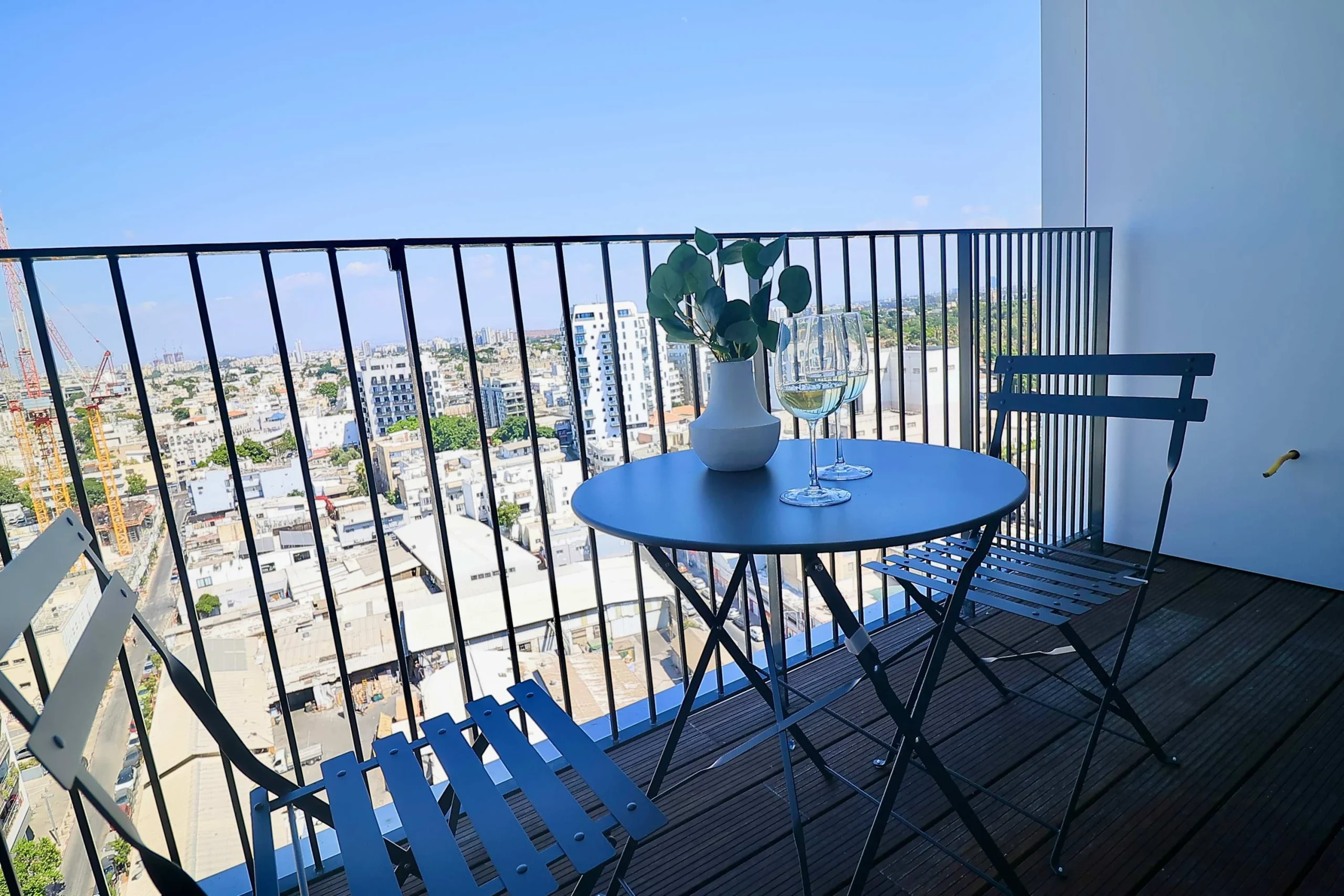 Luxury 1BR with Balcony, Parking & Mamak in a Secure Florentin Tower