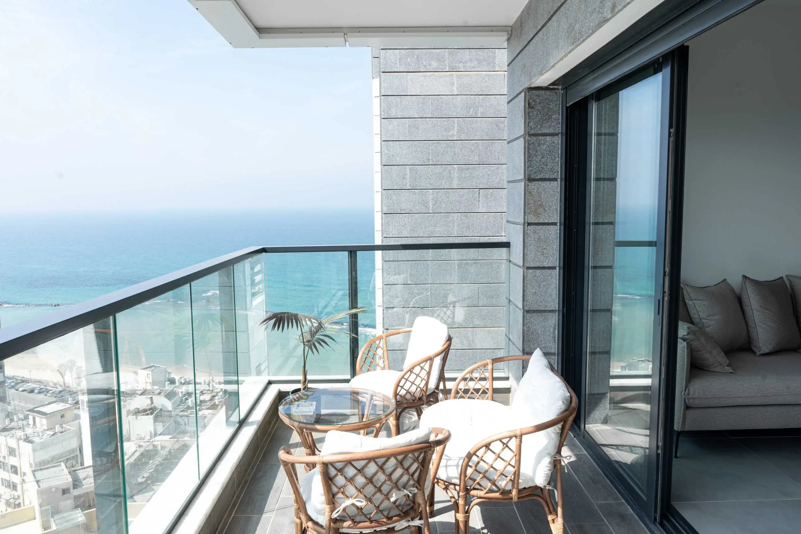 Luxury 4-Bedroom Tower Apartment with Panoramic Sea Views, Balcony and Mamad in Bat Yam