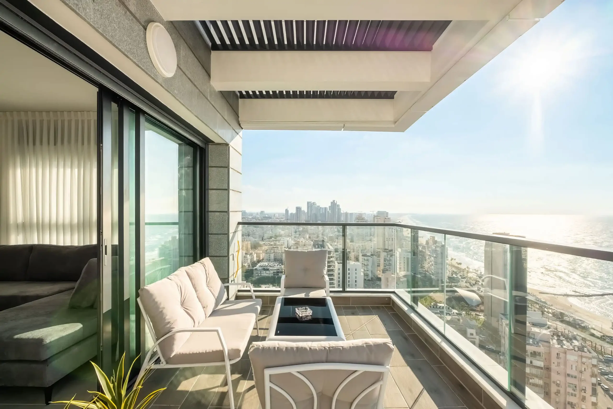 Luxury 4-Bedroom Apartment with Breathtaking Sea Views, Balcony and Mamad in Bat Yam
