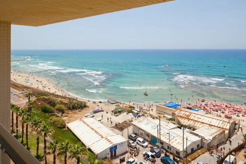Luxury 3-Bedroom Beachfront Apartment with Amazing Sea View, Parking and Mamad in Bat Yam