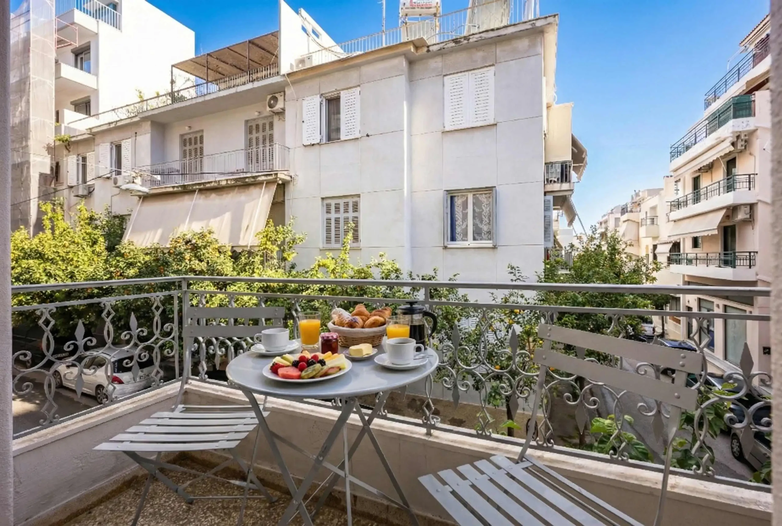 Warm and Stylish 1-Bedroom Apartment in Athens with King Bed and Sofa Bed