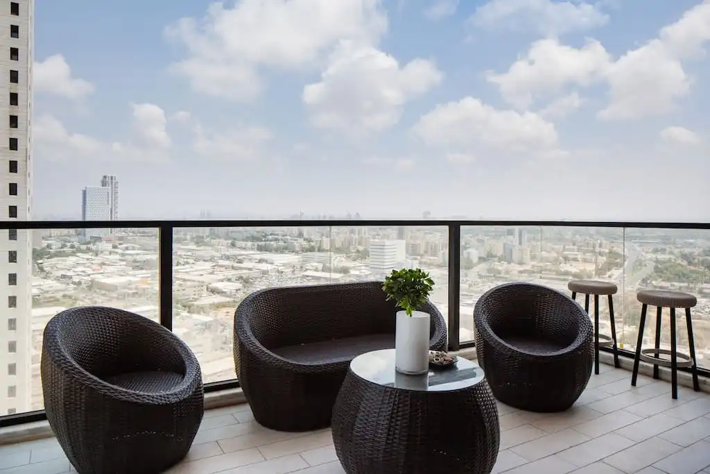 Modern Luxury 3-Bedroom Tower Apartment with Sea View, Parking and Mamad in Bat Yam