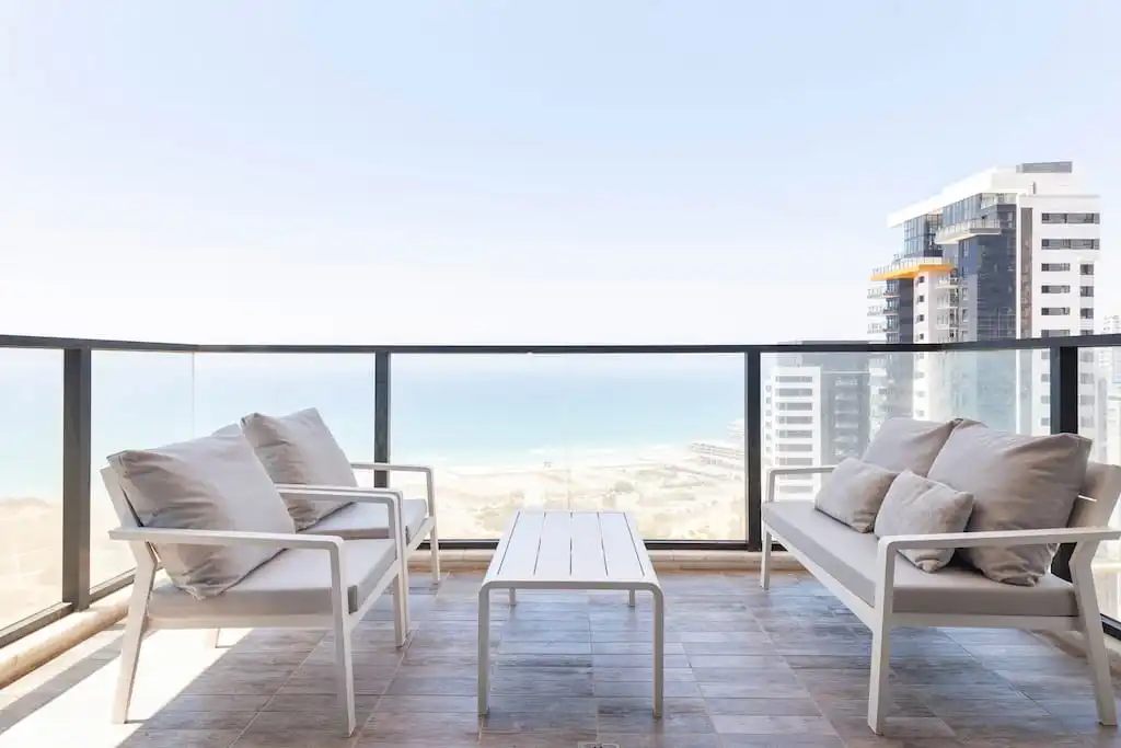 Luxury 3-Bedroom Tower Apartment with Sea View, Parking and Mamad in Bat Yam