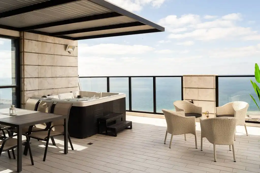 Luxury 4-Bedroom Penthouse with Jacuzzi, Sea View and Mamad in Bat Yam