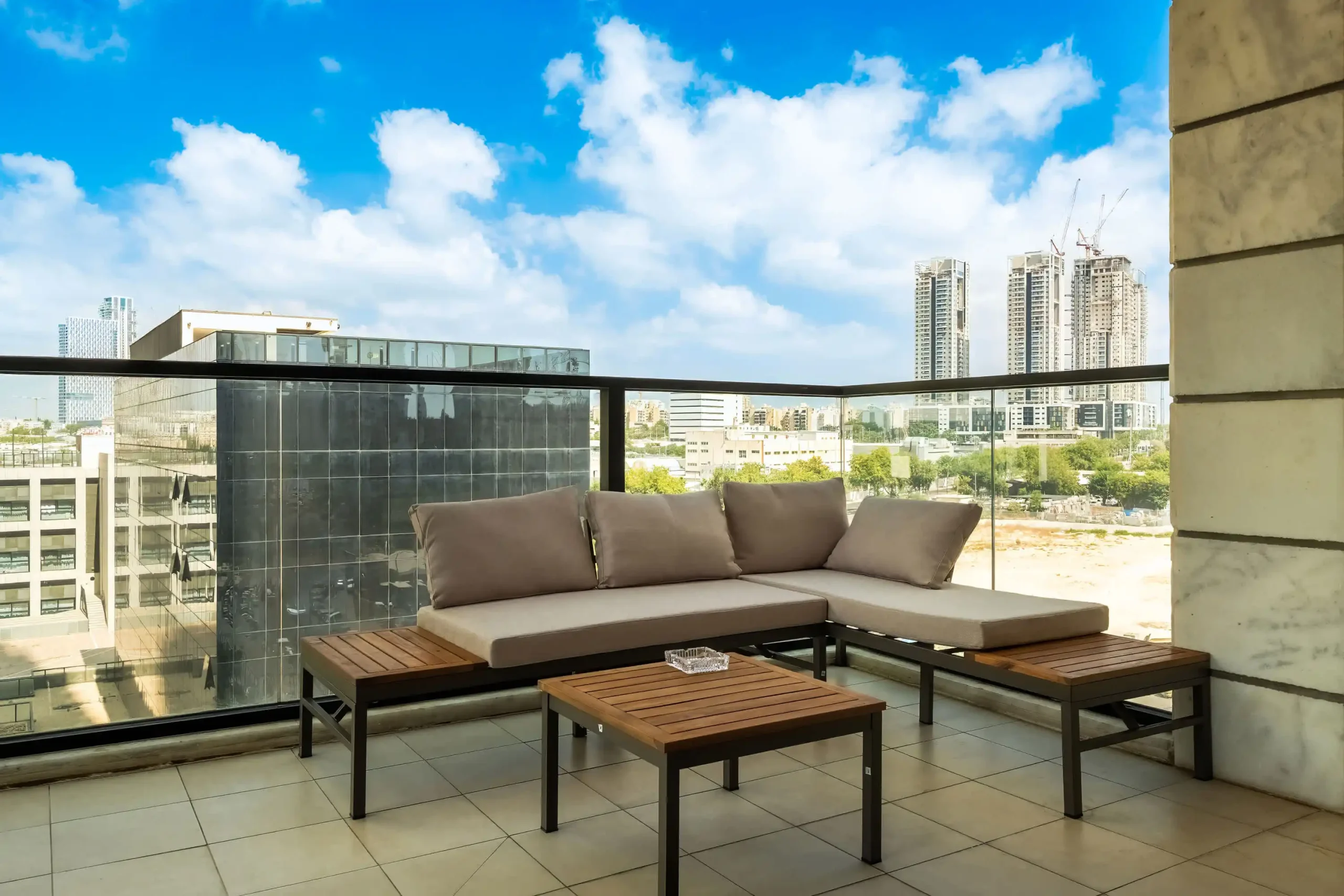 Stylish Luxury 3-Bedroom Tower Apartment with Sea View, Parking and Mamad in Bat Yam