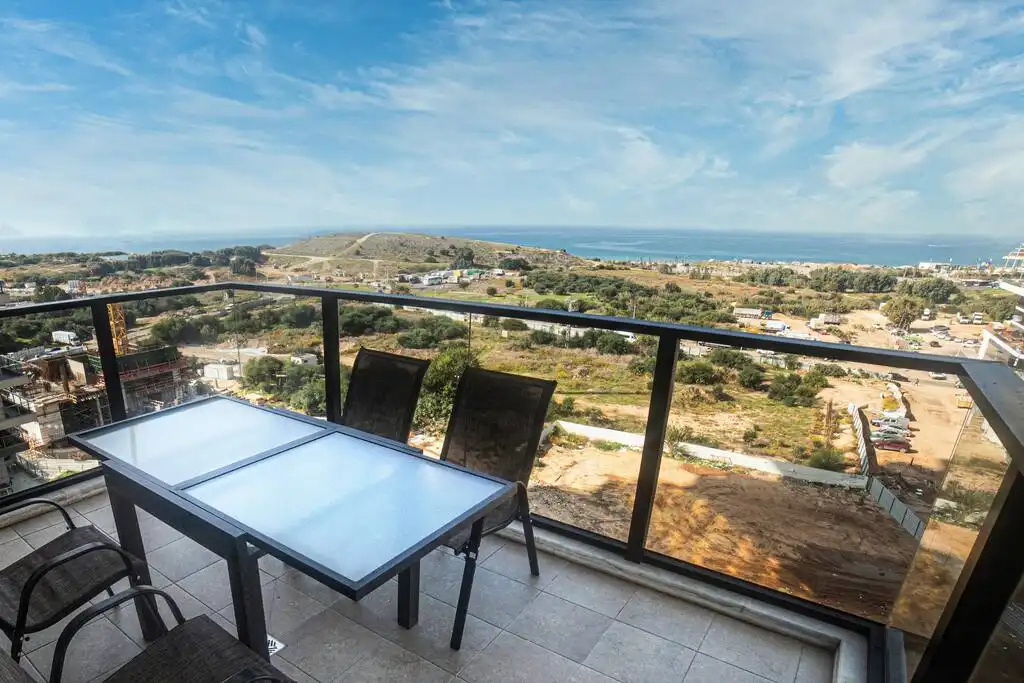 Elegant 3-Bedroom Tower Apartment with Sea View, Parking and Mamad in Bat Yam