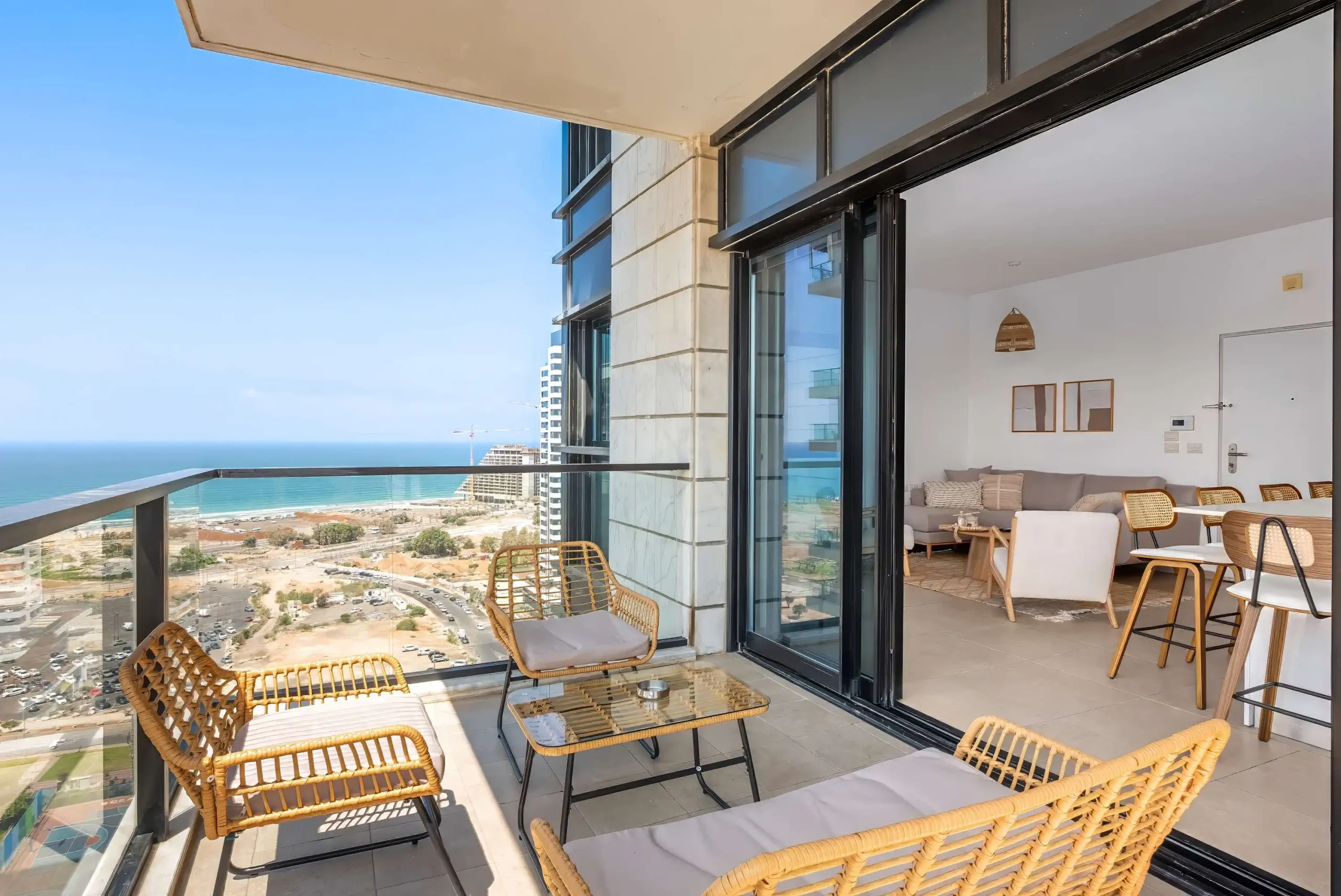 Stylish 3-Bedroom Tower Apartment with Sea View, Parking and Mamad in Bat Yam