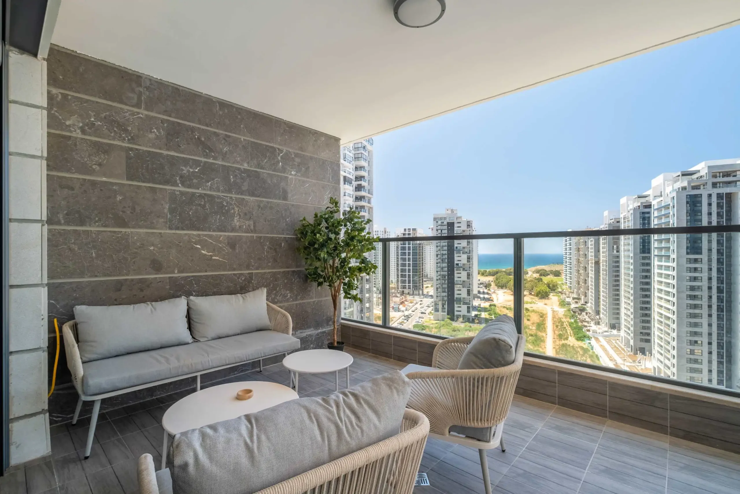 Coastal 4-Bedroom Apartment with Balcony, Parking and Mamad in Bat Yam