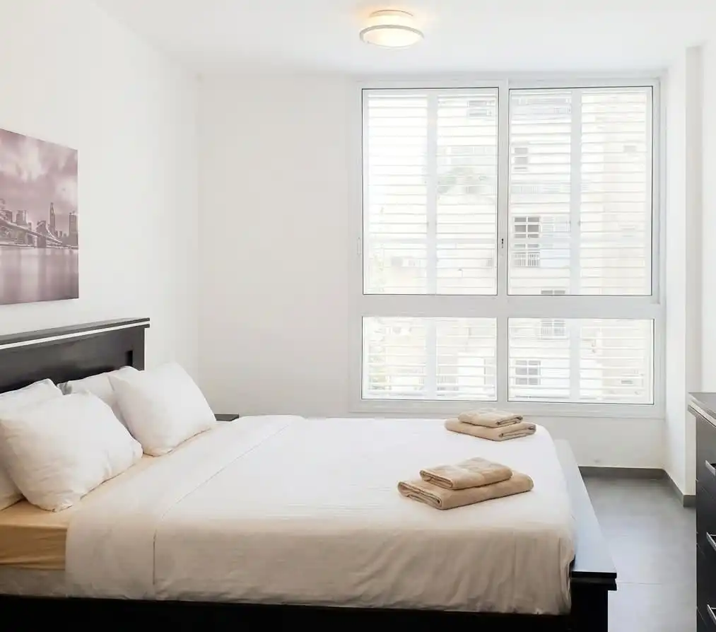 Spacious 2BR with Private Parking & Steps from the Beach in Bat Yam