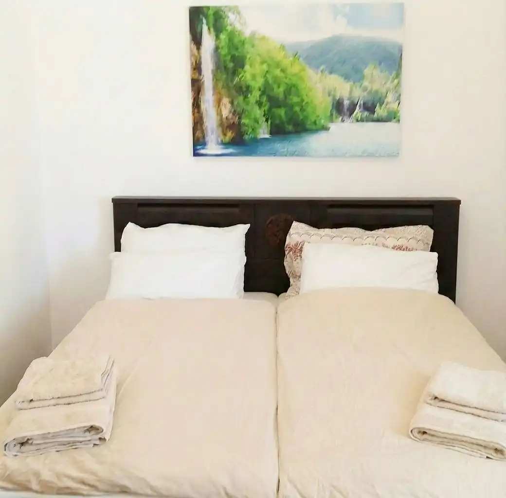 Spacious 2BR with Private Parking & Steps from the Beach in Bat Yam
