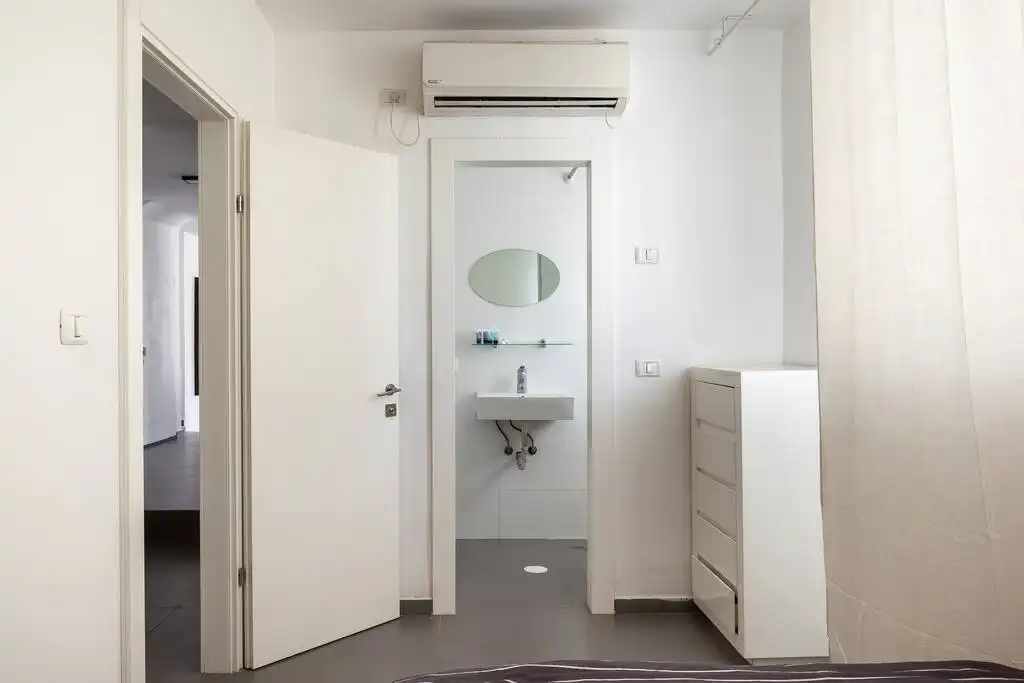 Bright 2BR with Private Rooftop, Parking & Steps from the Beach in Bat Yam