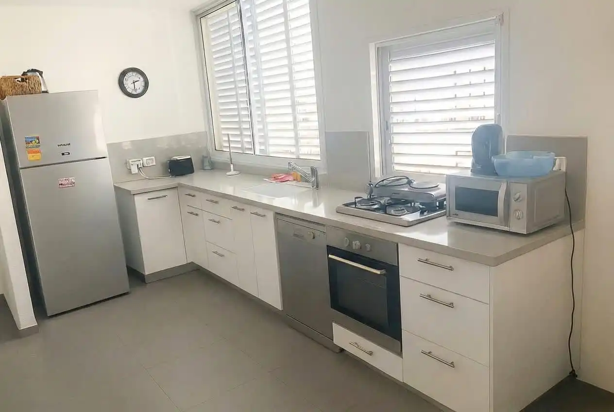 Spacious 2BR with Private Parking & Steps from the Beach in Bat Yam