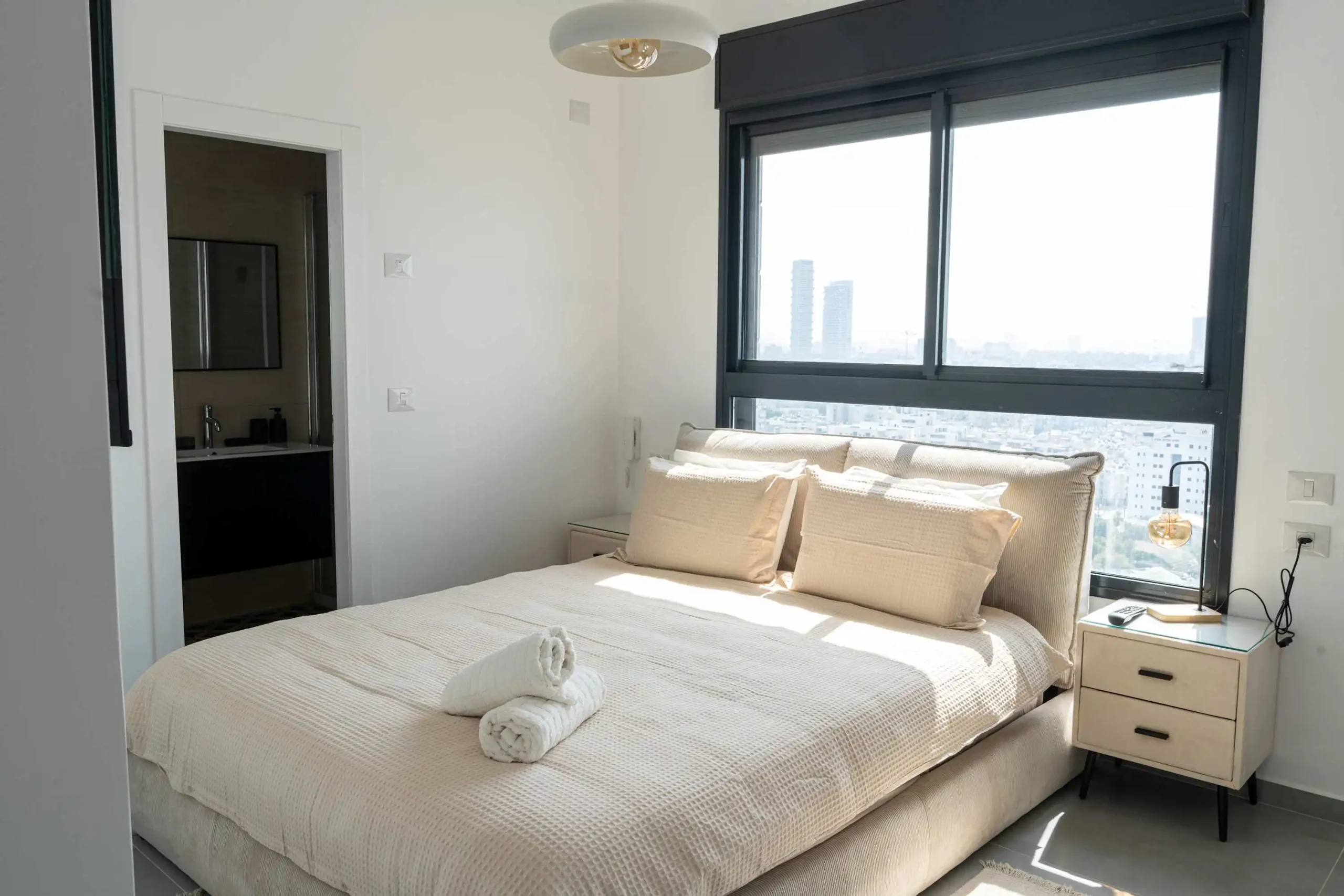 Luxury 4-Bedroom Tower Apartment with Panoramic Sea Views, Balcony and Mamad in Bat Yam