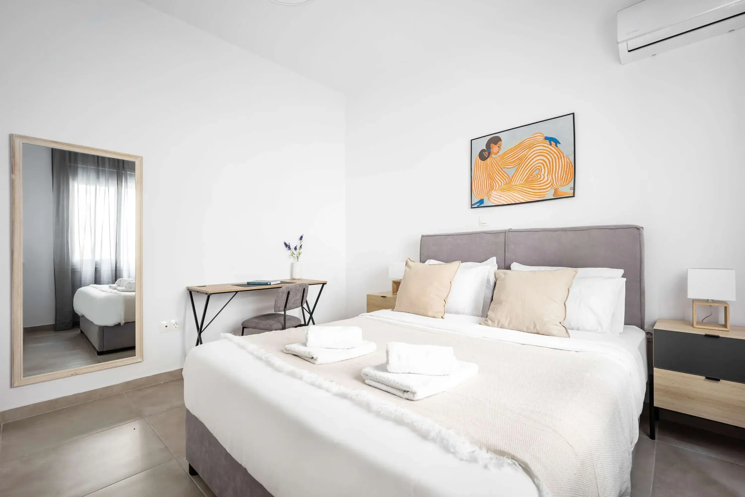 Warm and Stylish 1-Bedroom Apartment in Athens with King Bed and Sofa Bed