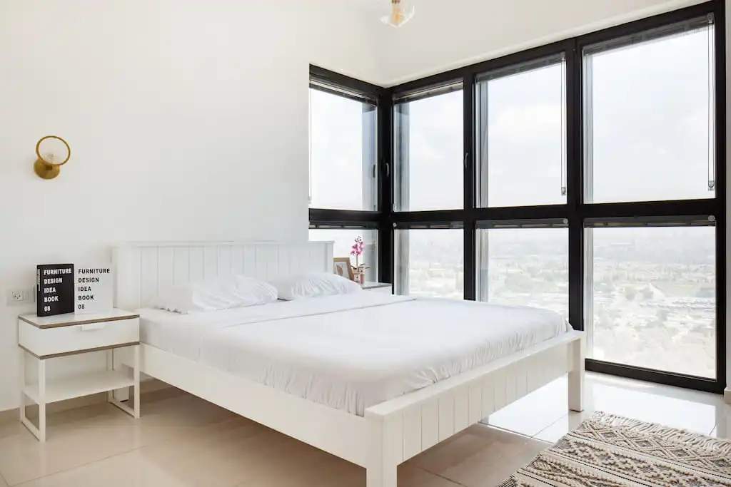 Modern Luxury 3-Bedroom Tower Apartment with Sea View, Parking and Mamad in Bat Yam