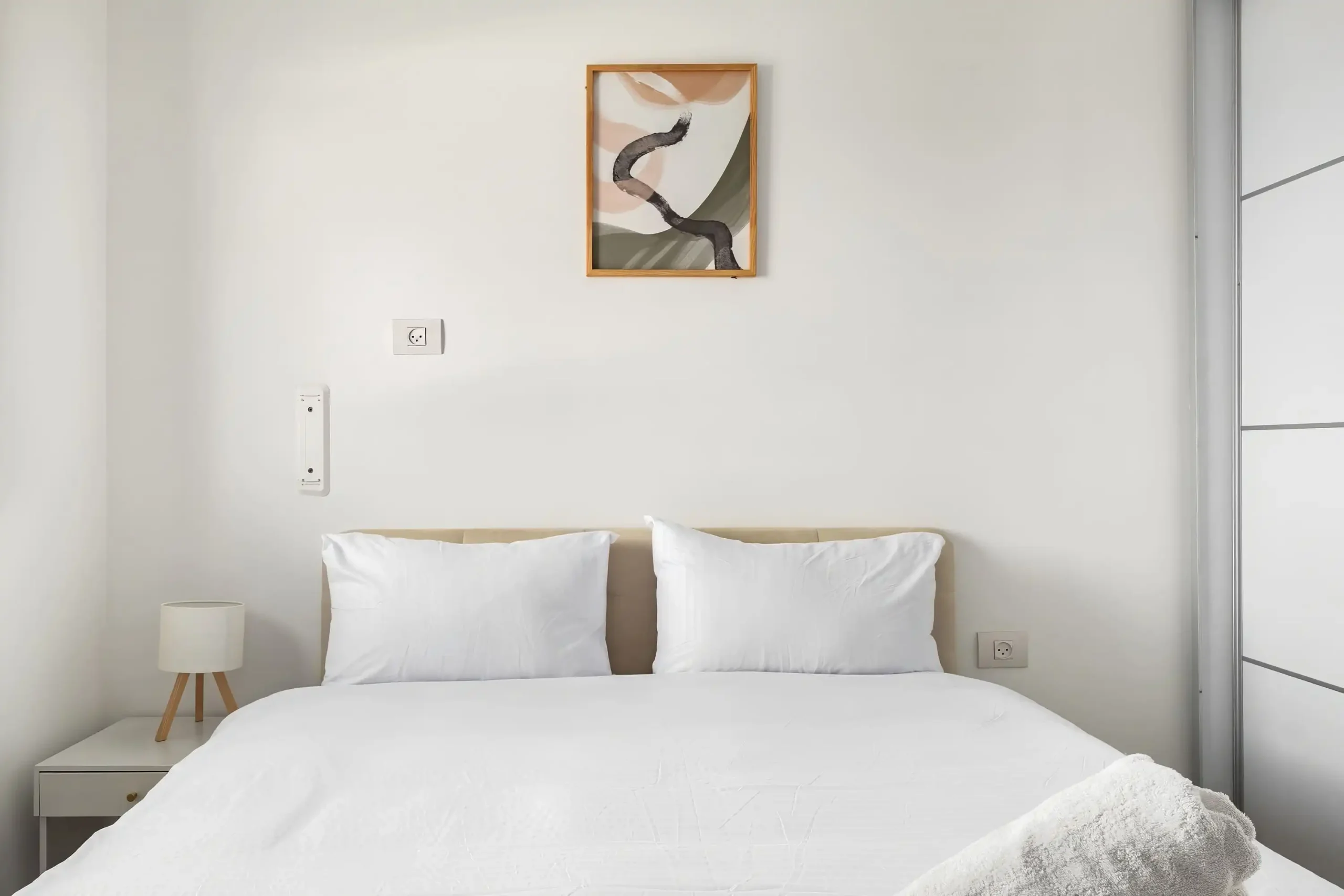 Stylish Luxury 3-Bedroom Tower Apartment with Sea View, Parking and Mamad in Bat Yam