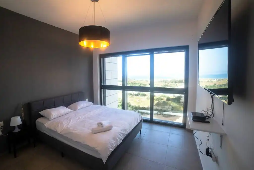 Elegant 3-Bedroom Tower Apartment with Sea View, Parking and Mamad in Bat Yam
