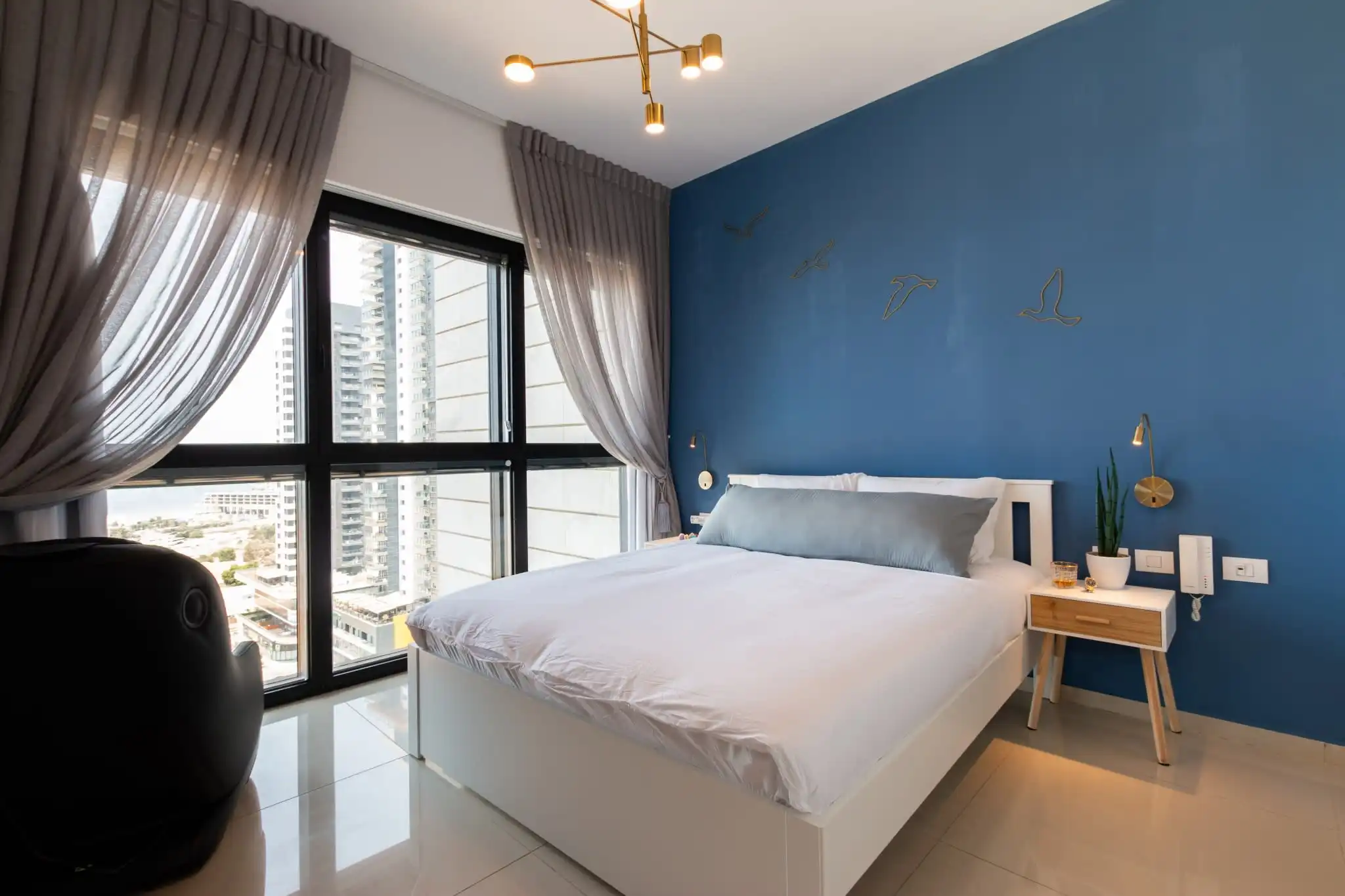 Luxury 3-Bedroom Seafront Apartment in a Prestigious Tower with Parking and Mamad in Bat Yam
