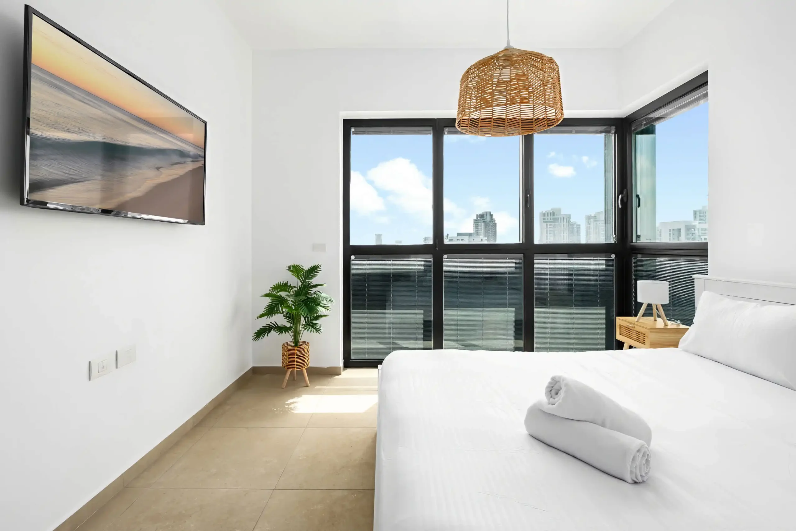 Stylish 3-Bedroom Tower Apartment with Sea View, Parking and Mamad in Bat Yam