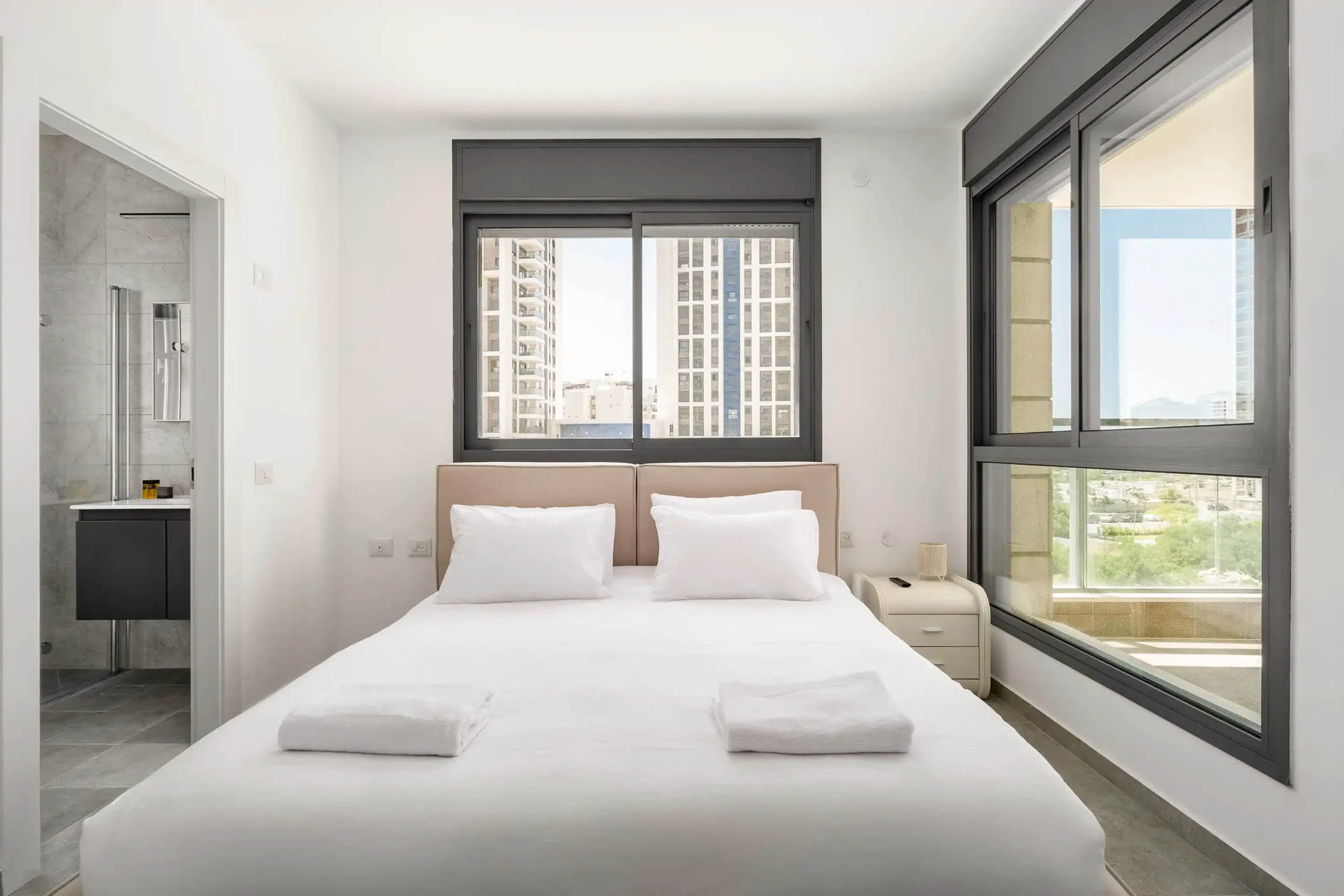 Modern 4-Bedroom Apartment with Balcony, Parking and Mamad in Bat Yam