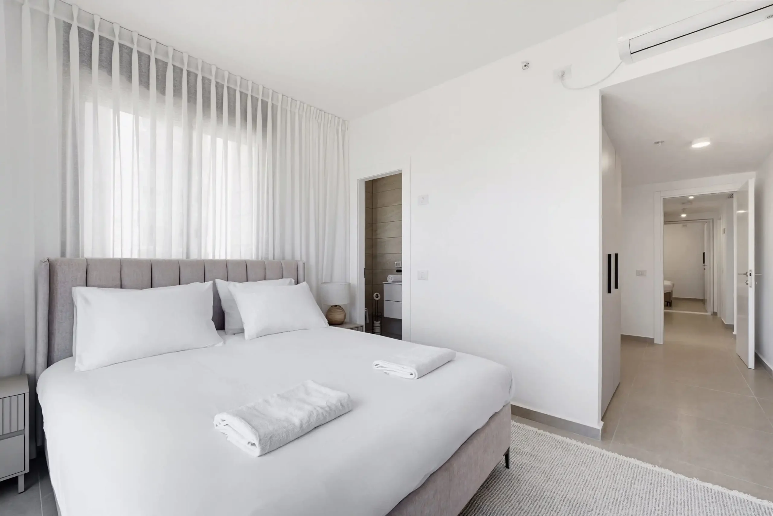Coastal 4-Bedroom Apartment with Balcony, Parking and Mamad in Bat Yam