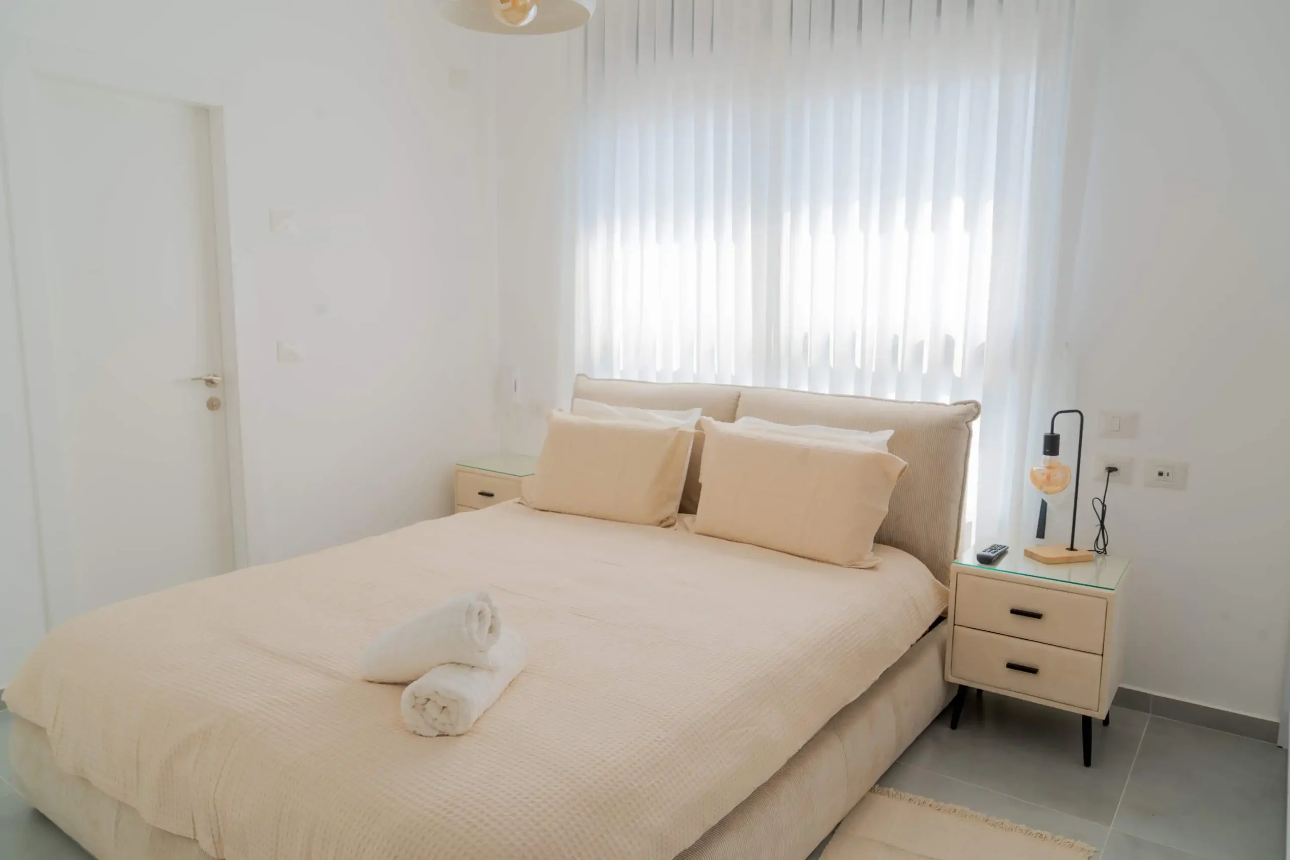 Luxury 4-Bedroom Tower Apartment with Panoramic Sea Views, Balcony and Mamad in Bat Yam