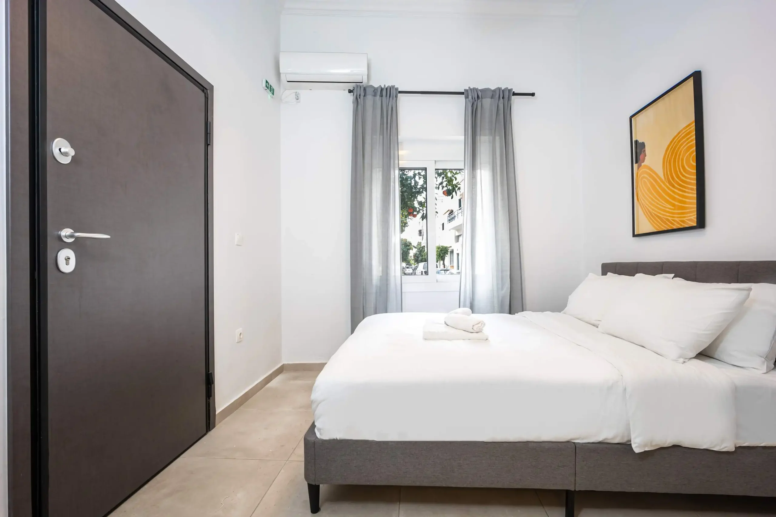 Warm and Stylish 1-Bedroom Apartment in Athens with King Bed and Sofa Bed