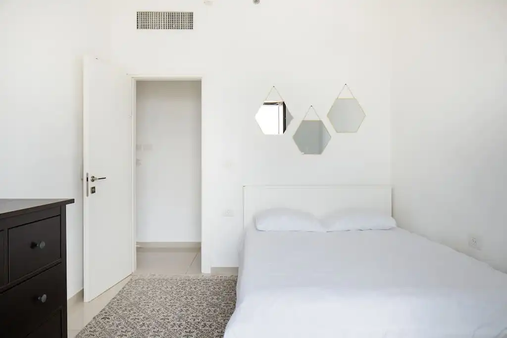 Modern Luxury 3-Bedroom Tower Apartment with Sea View, Parking and Mamad in Bat Yam