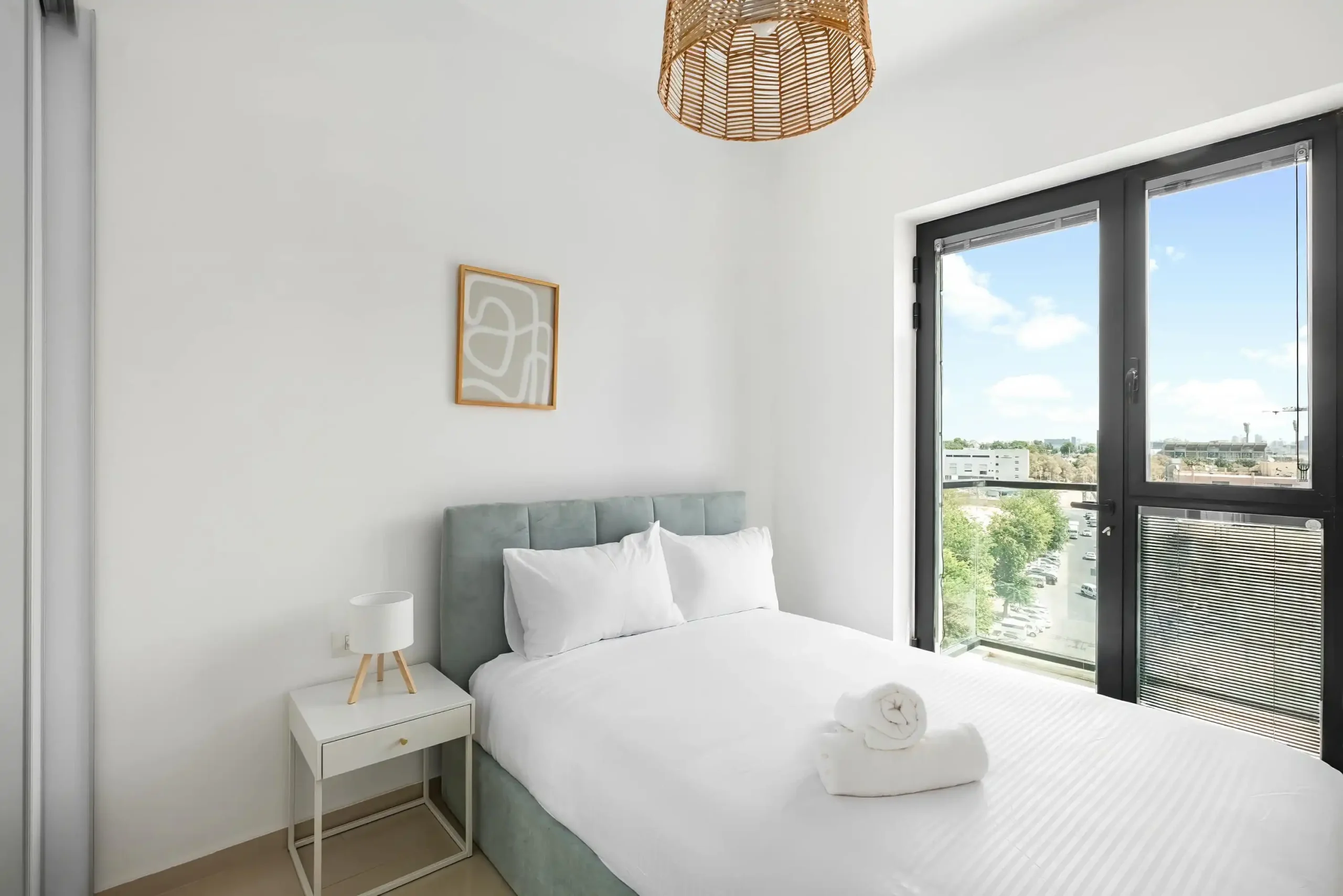 Stylish Luxury 3-Bedroom Tower Apartment with Sea View, Parking and Mamad in Bat Yam