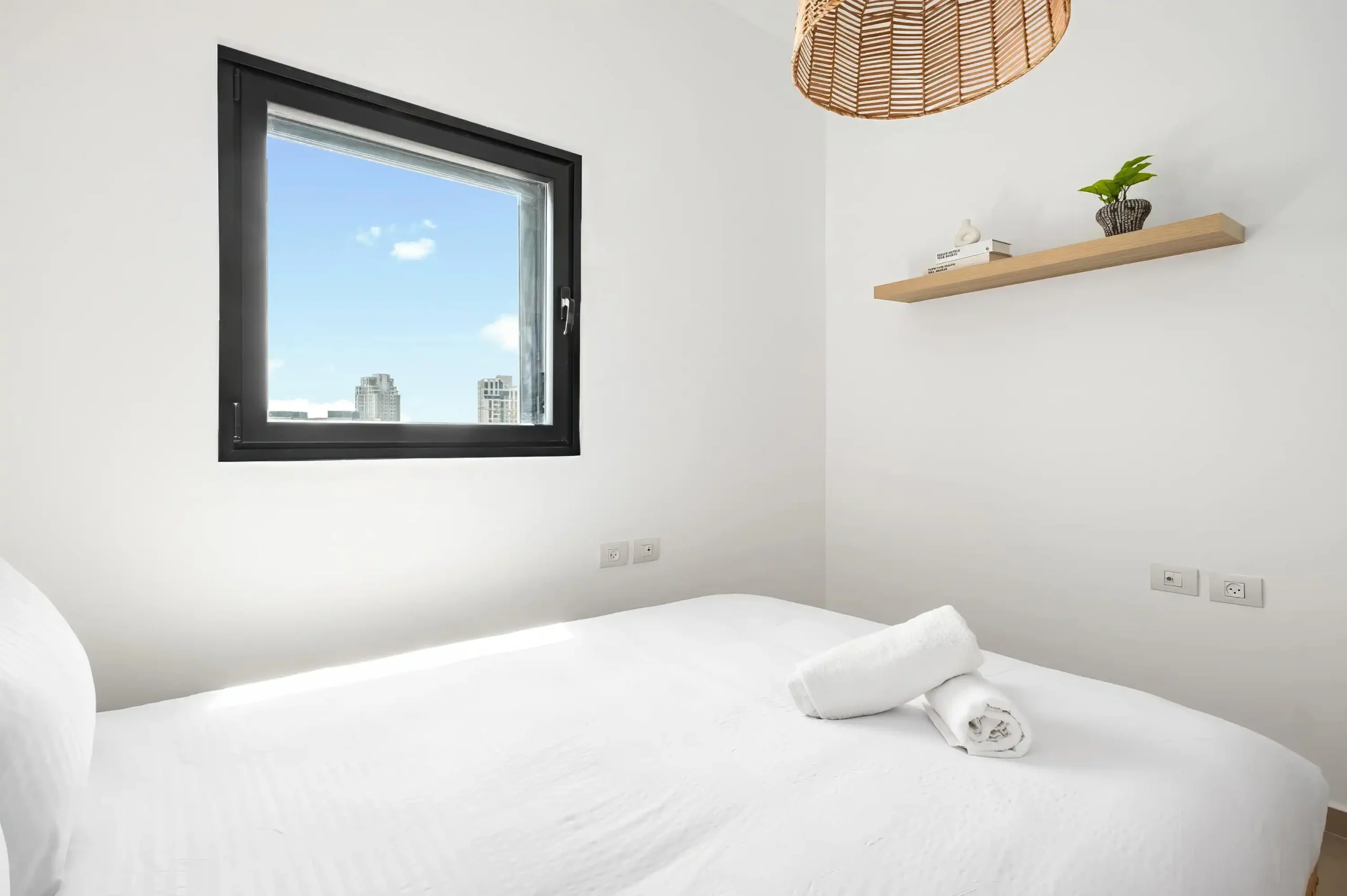 Stylish 3-Bedroom Tower Apartment with Sea View, Parking and Mamad in Bat Yam