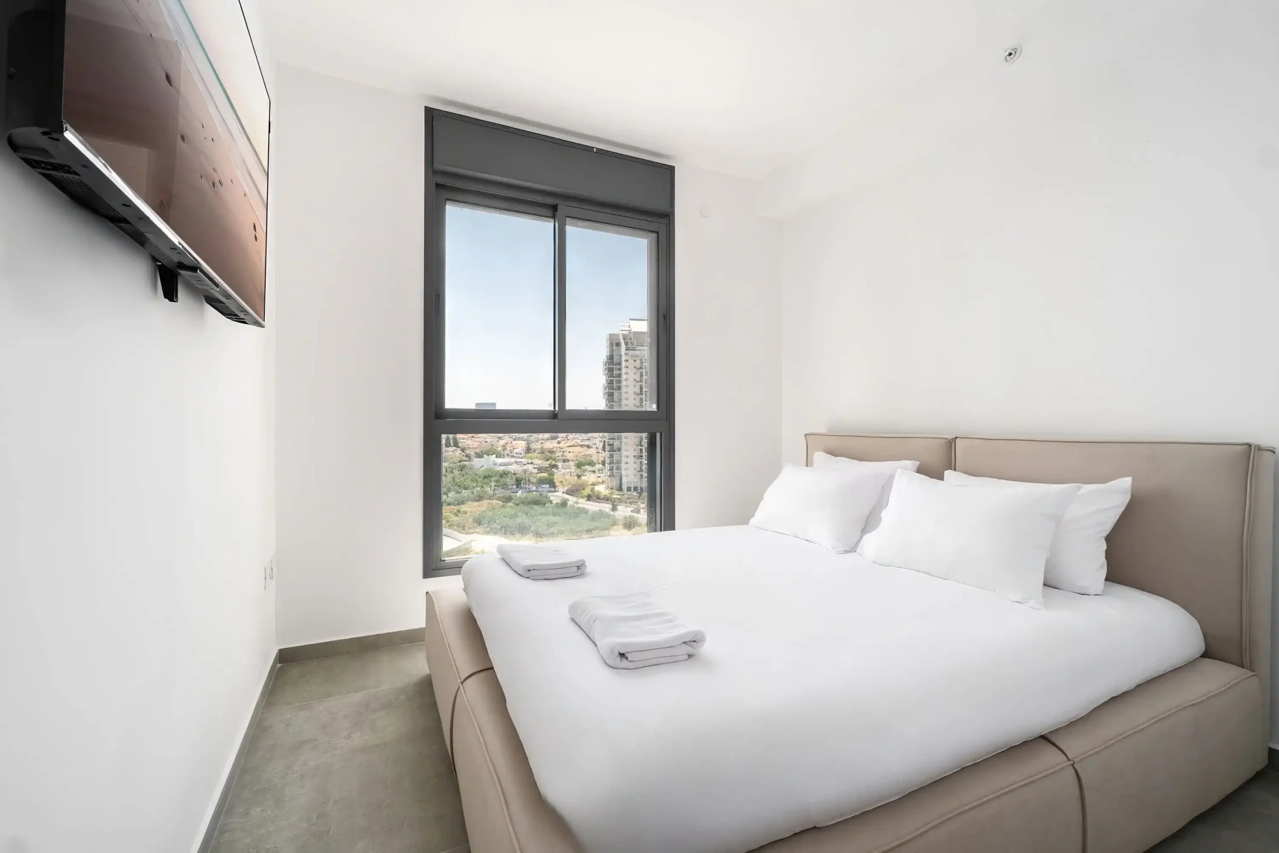 Modern 4-Bedroom Apartment with Balcony, Parking and Mamad in Bat Yam