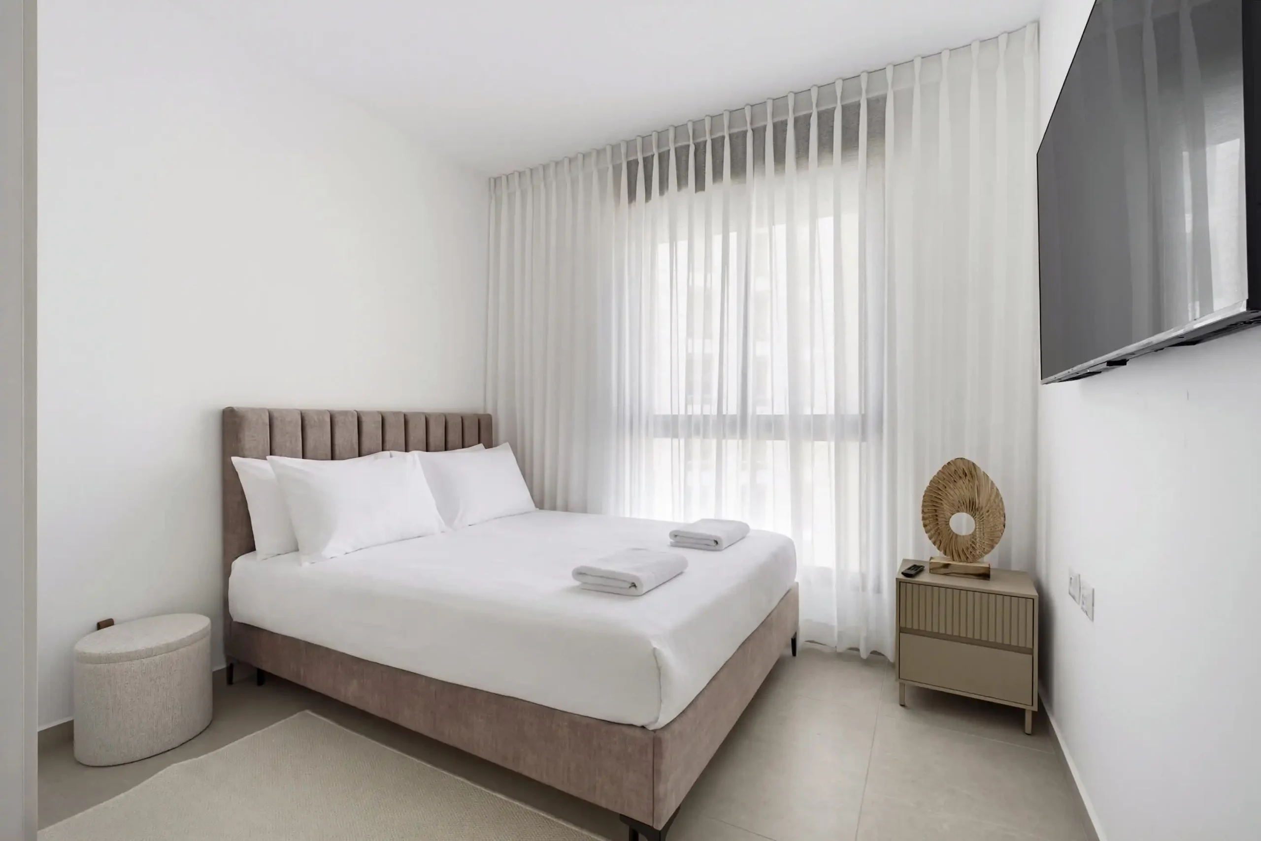 Coastal 4-Bedroom Apartment with Balcony, Parking and Mamad in Bat Yam