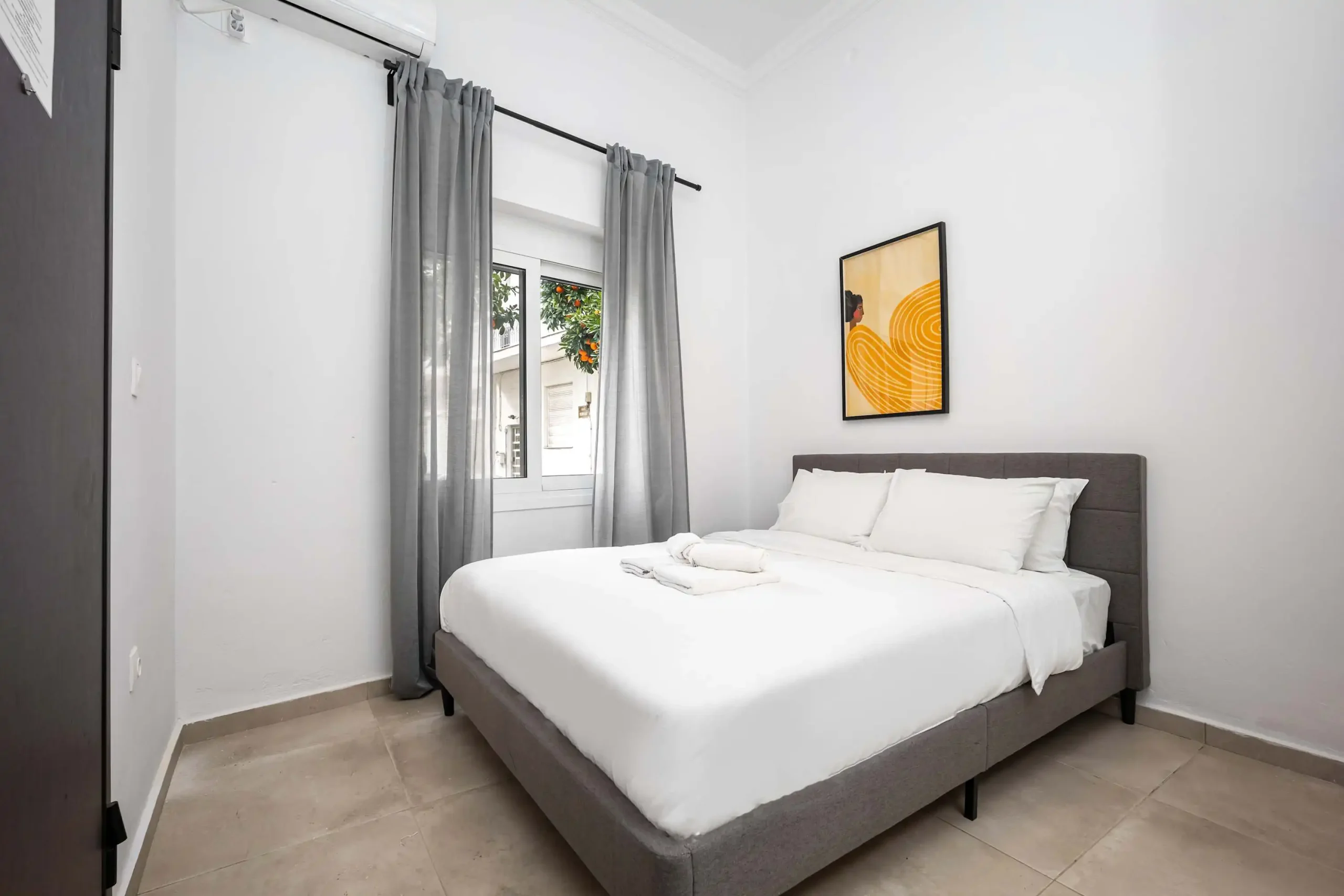 Warm and Stylish 1-Bedroom Apartment in Athens with King Bed and Sofa Bed