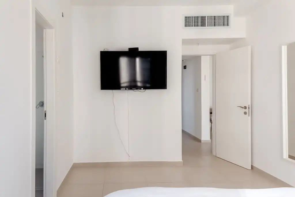 Sea-View Tower 3BR on the 33rd Floor with Parking & Mamad in Bat Yam