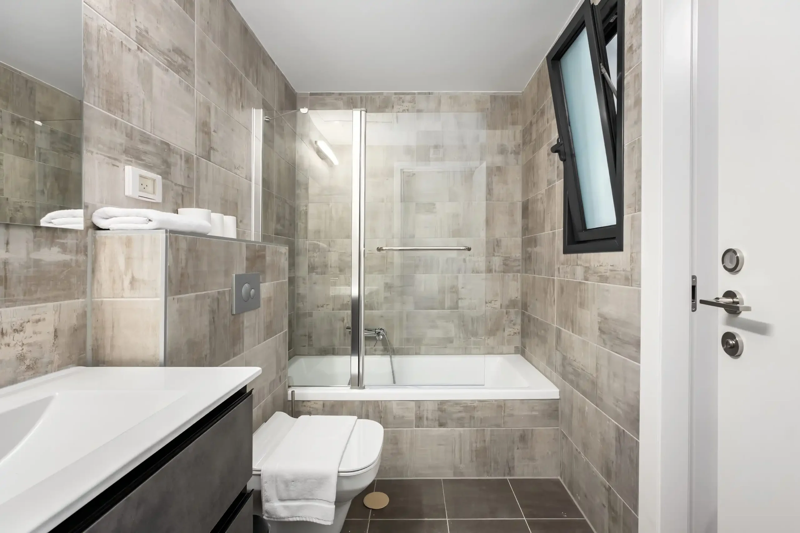 Luxury 2-Bedroom Apartment Steps from the Beach with Balcony and Mamad in Bat Yam