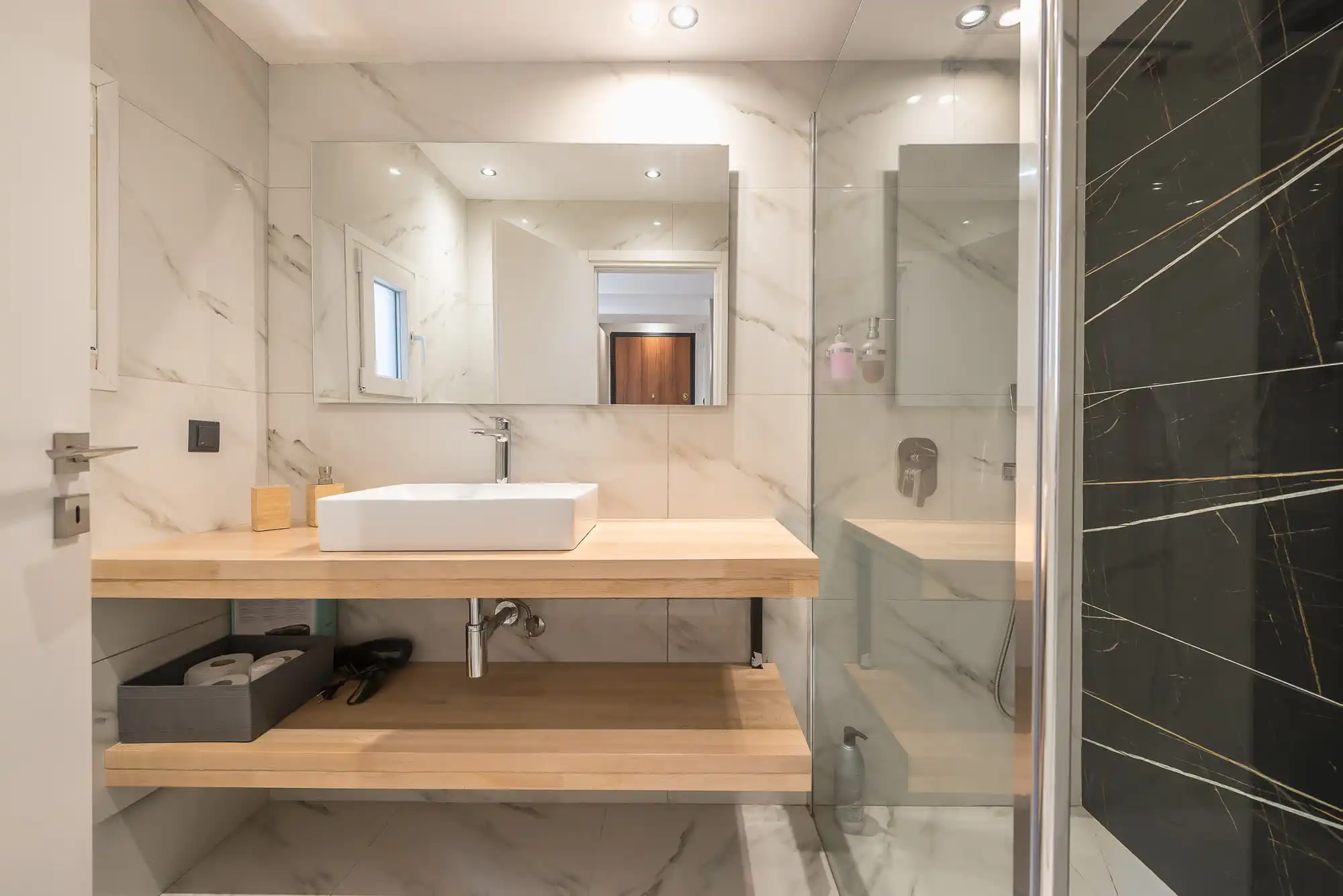 Spacious Studio in Central Athens with King Bed and Workspace