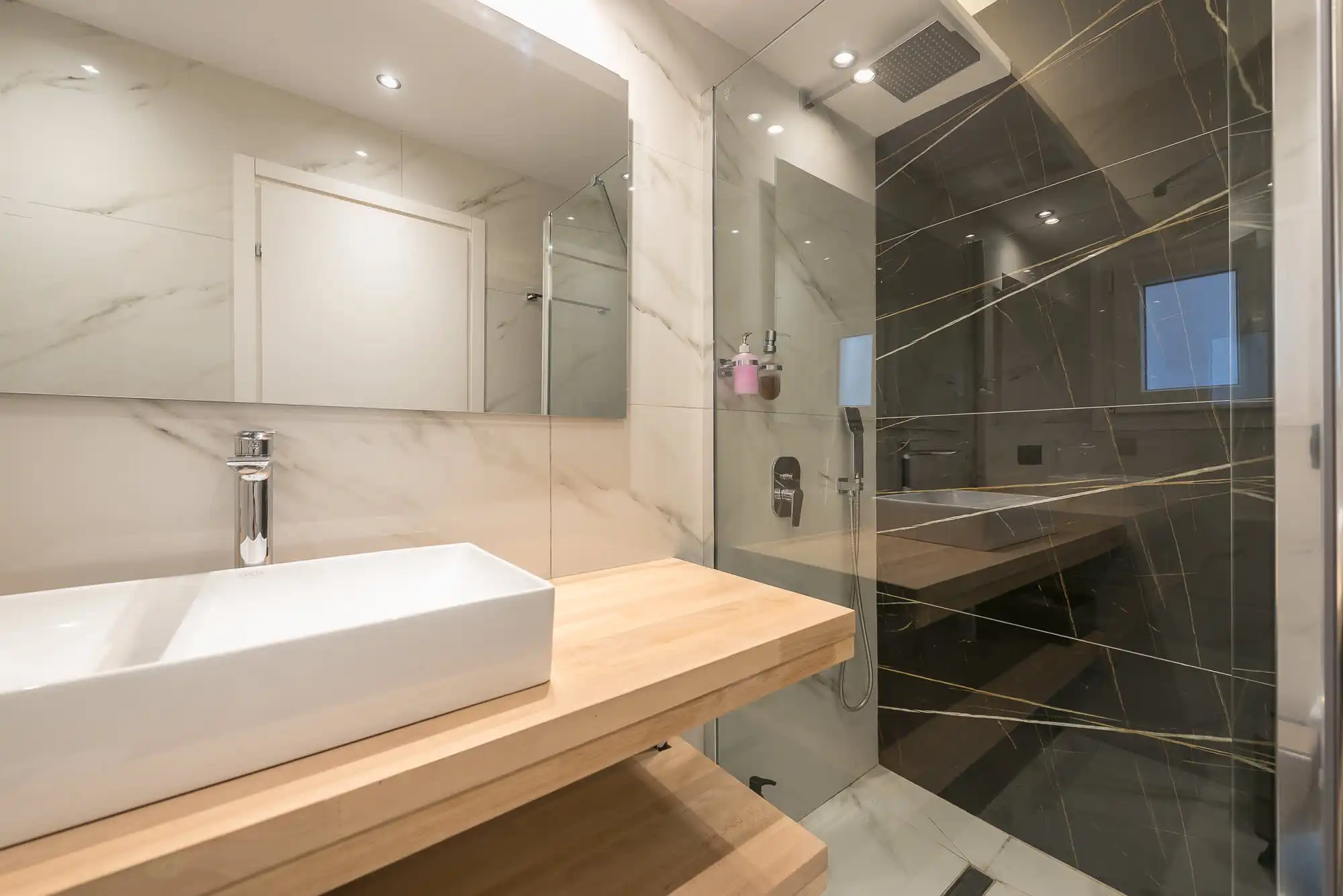 Spacious Studio in Central Athens with King Bed and Workspace
