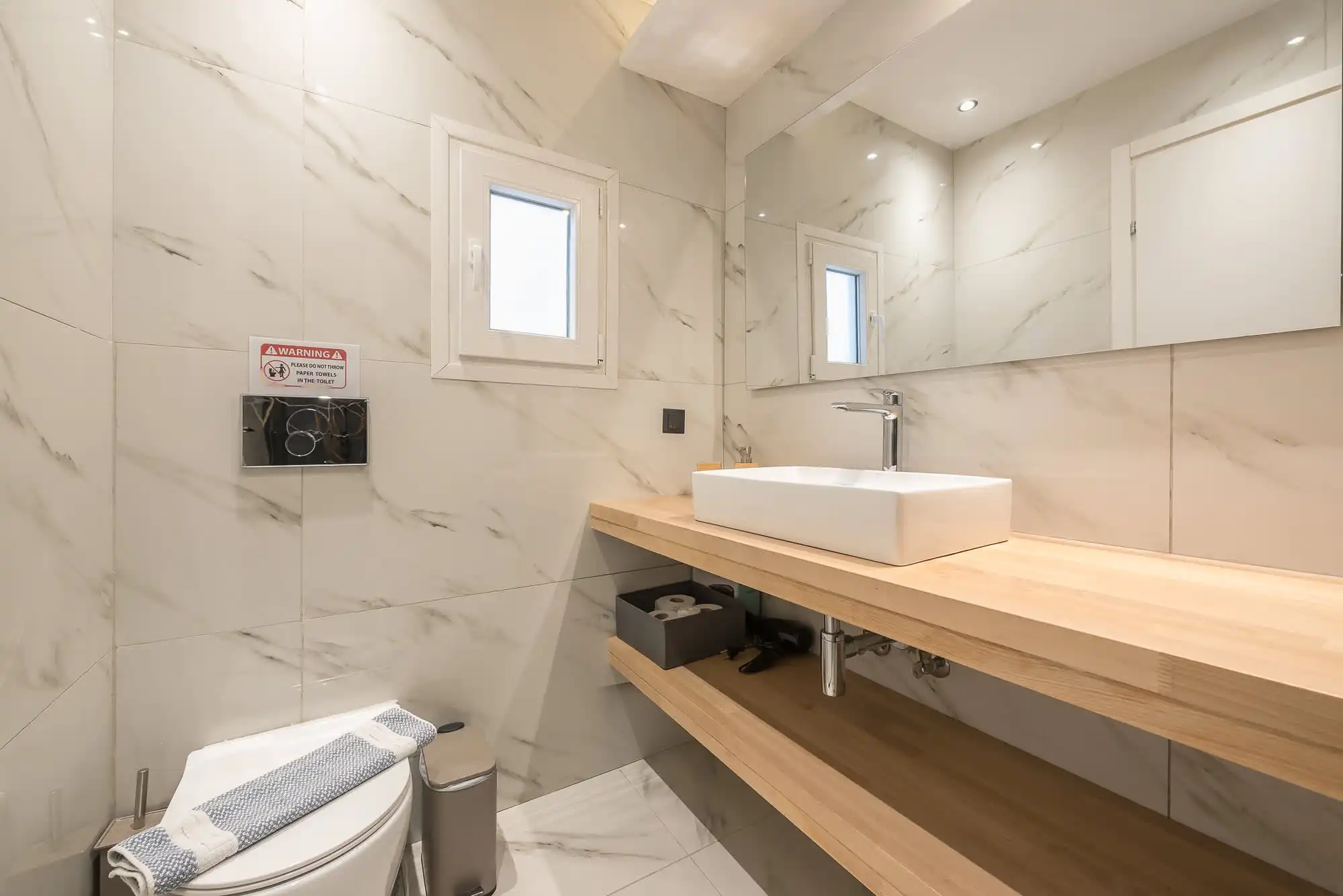 Spacious Studio in Central Athens with King Bed and Workspace