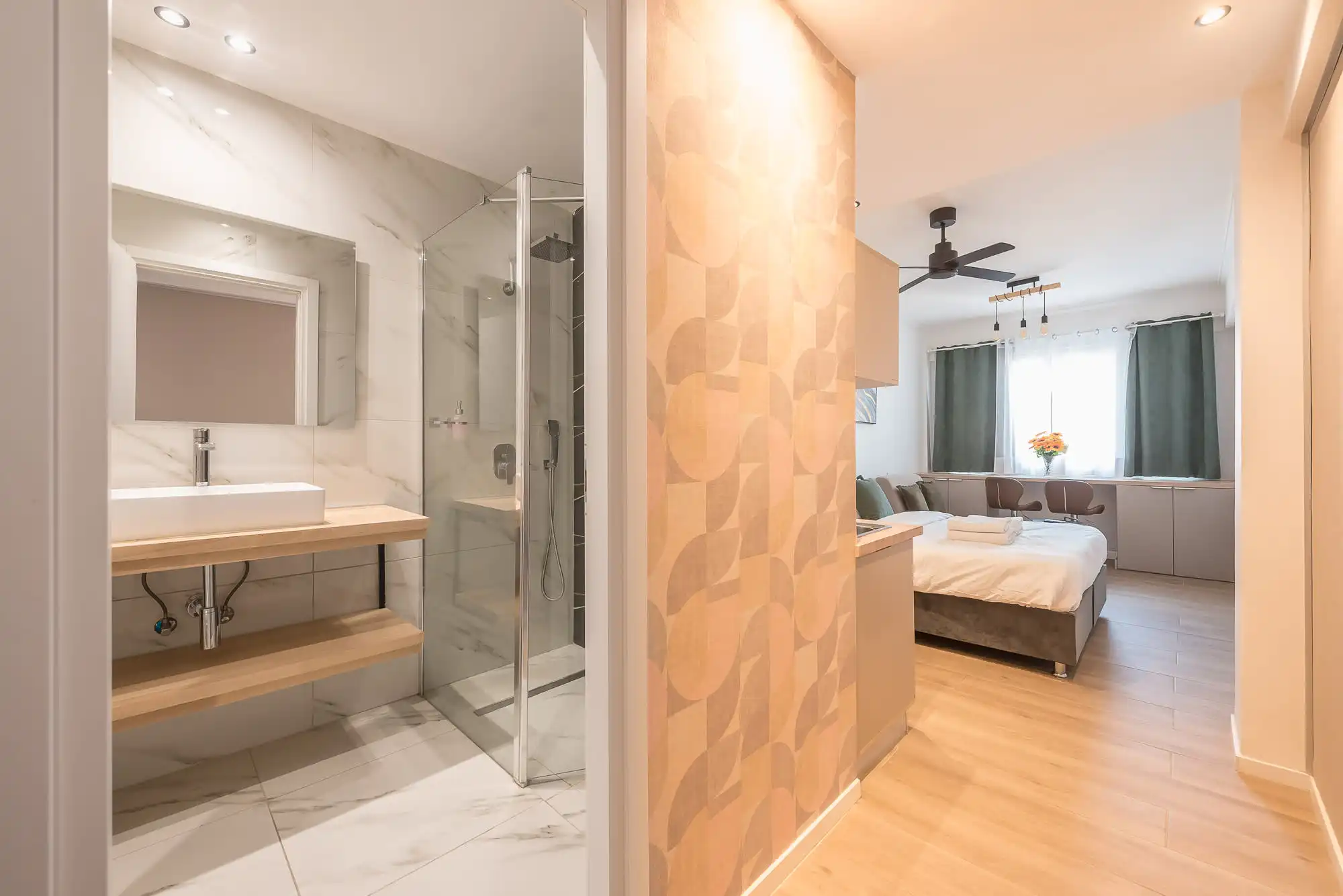 Stylish Studio in Central Athens with King Bed and Workspace