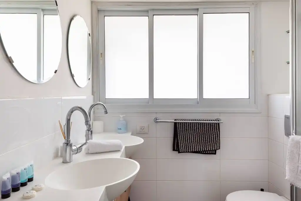 Iconic Tower 3BR with Frontline Sea View & Mamad in Bat Yam
