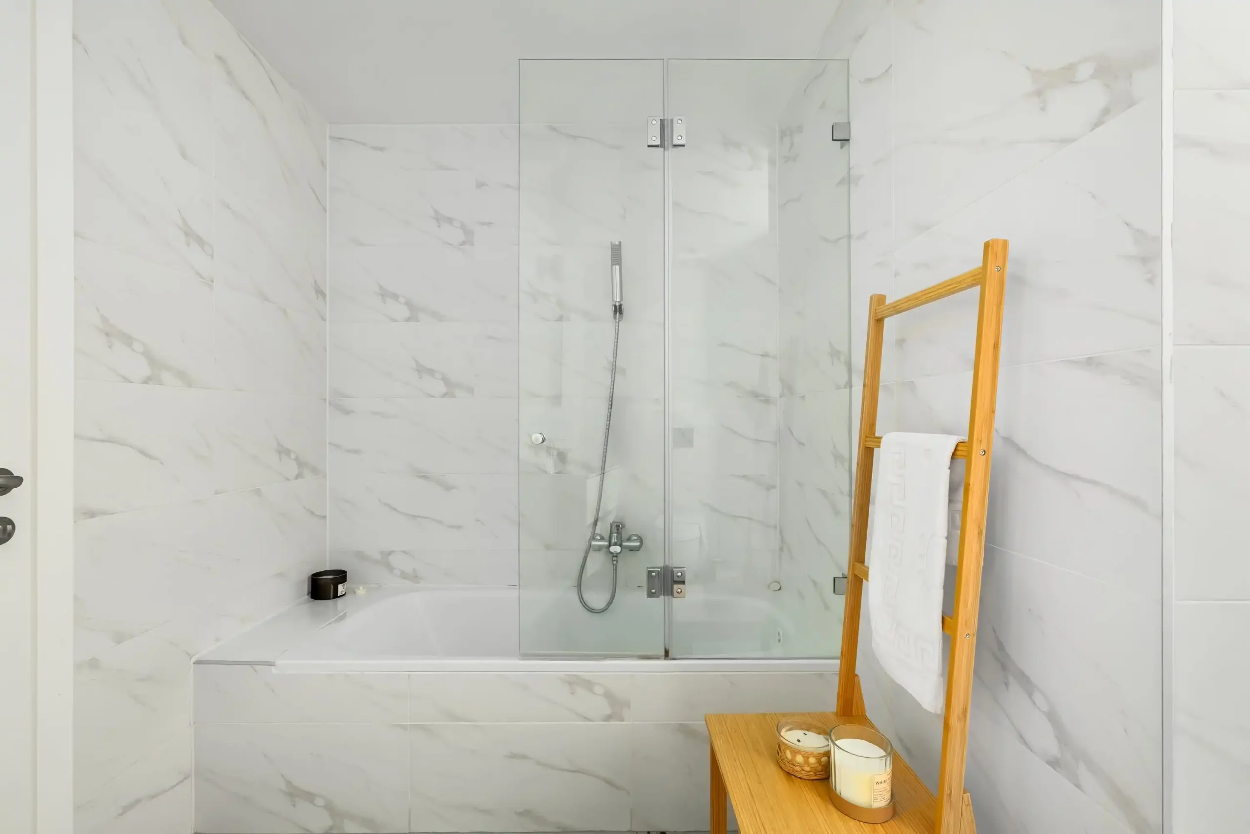  24th-Floor 3BR Tower Apartment with Sea & City Views, Parking & Mamad in Bat Yam