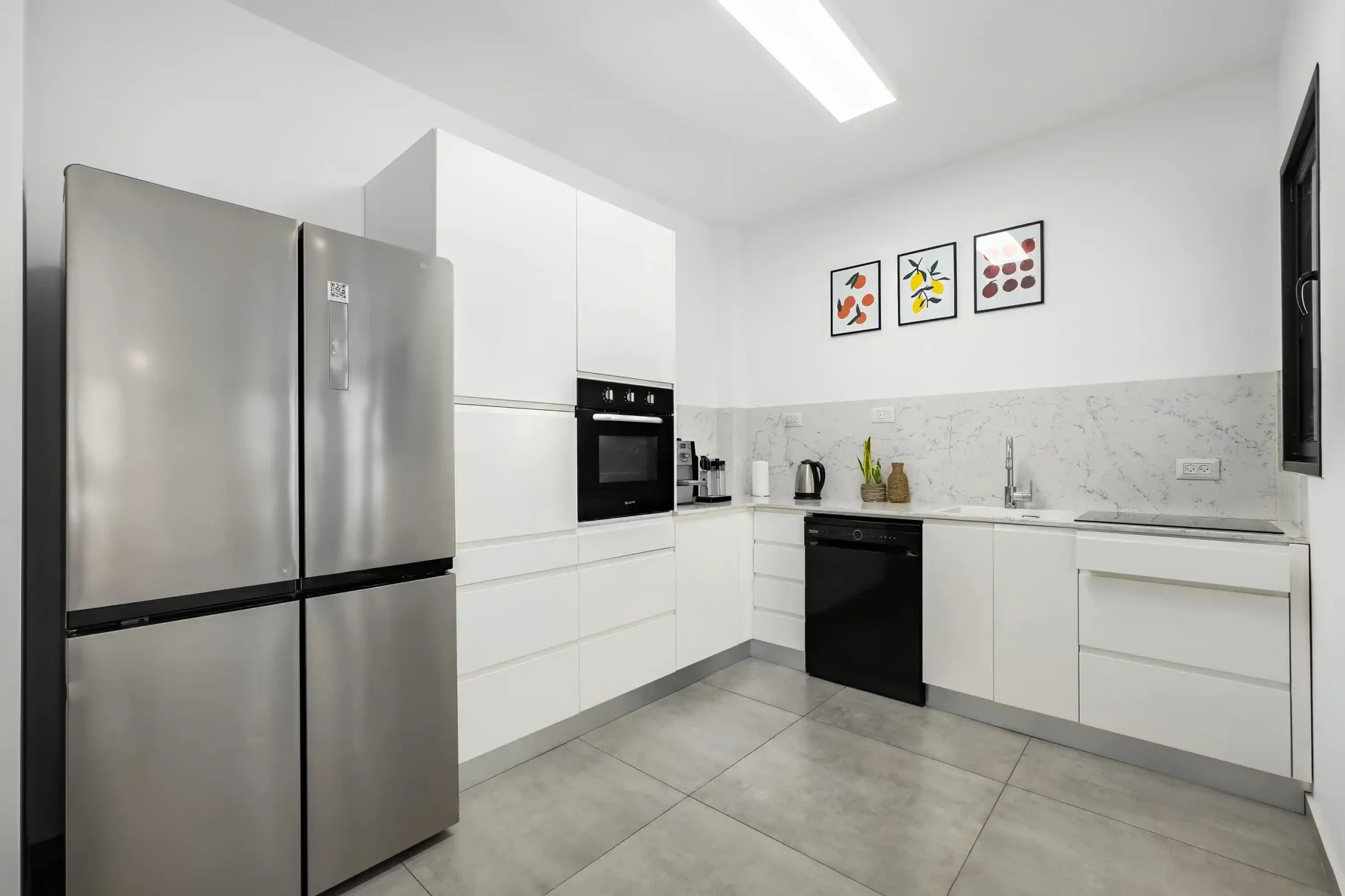  24th-Floor 3BR Tower Apartment with Sea & City Views, Parking & Mamad in Bat Yam