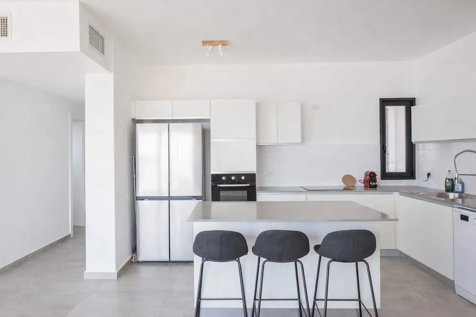 Luxury 4BR Tower Apartment with Panoramic Sea View, Parking & Mamad in Bat Yam