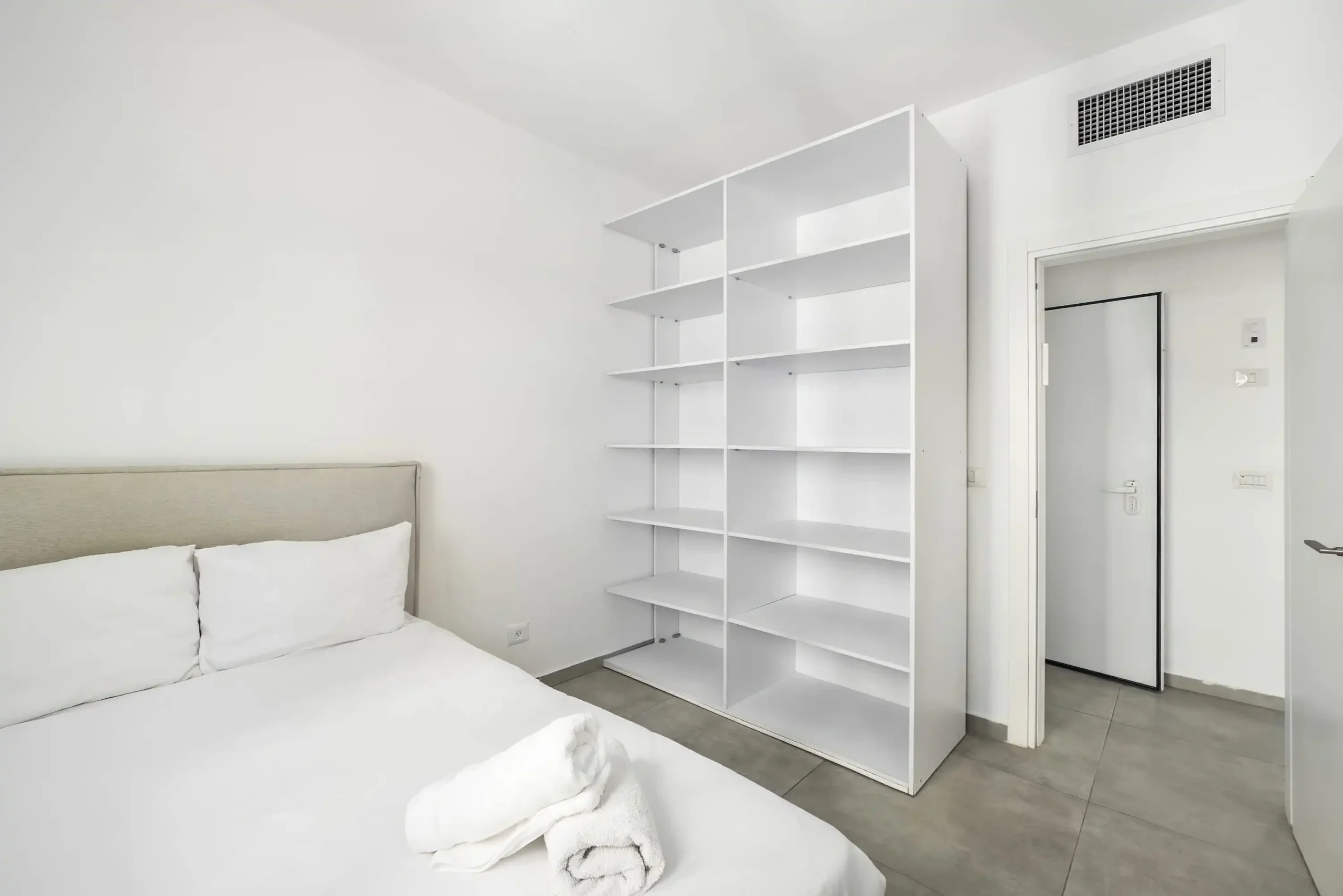 Luxury 4BR Tower Apartment with Panoramic Sea View, Parking & Mamad in Bat Yam