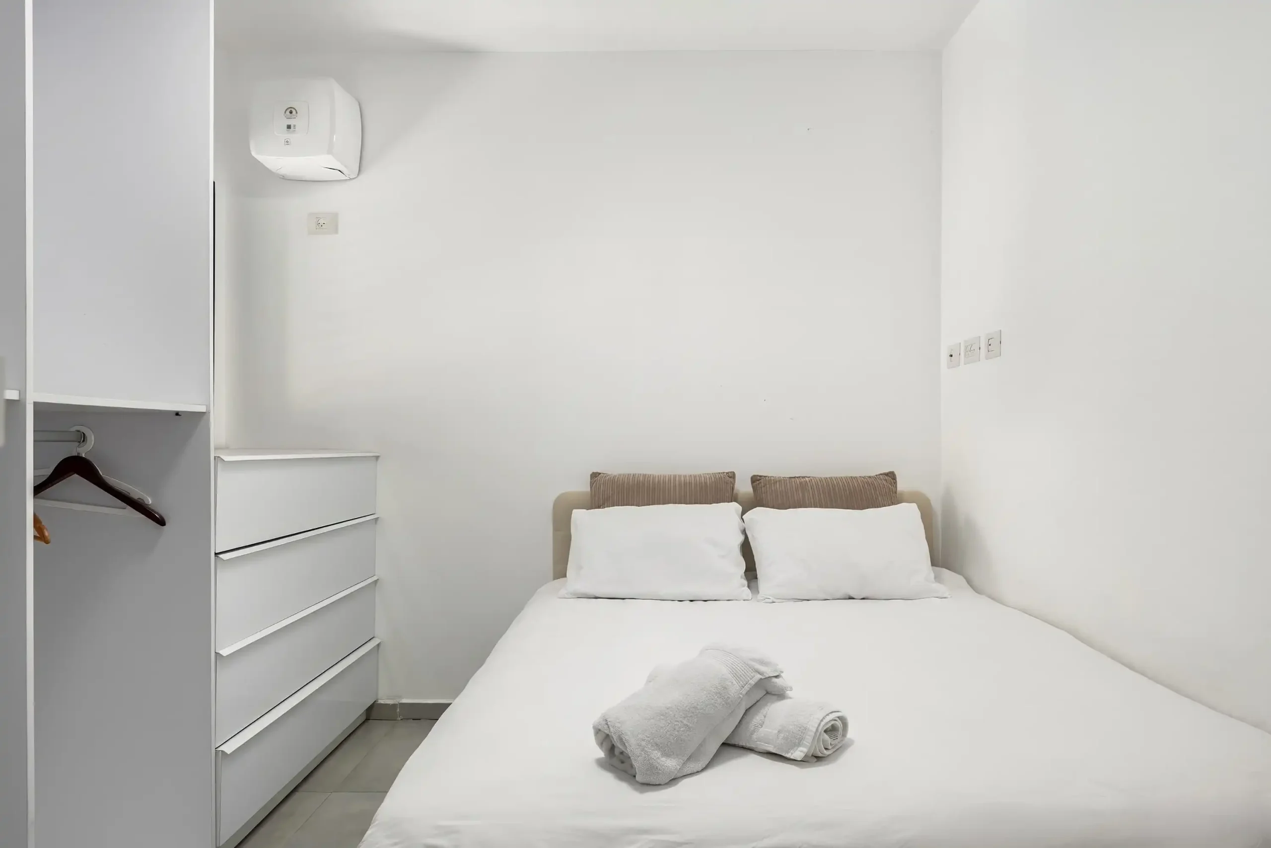 Luxury 4BR Tower Apartment with Panoramic Sea View, Parking & Mamad in Bat Yam