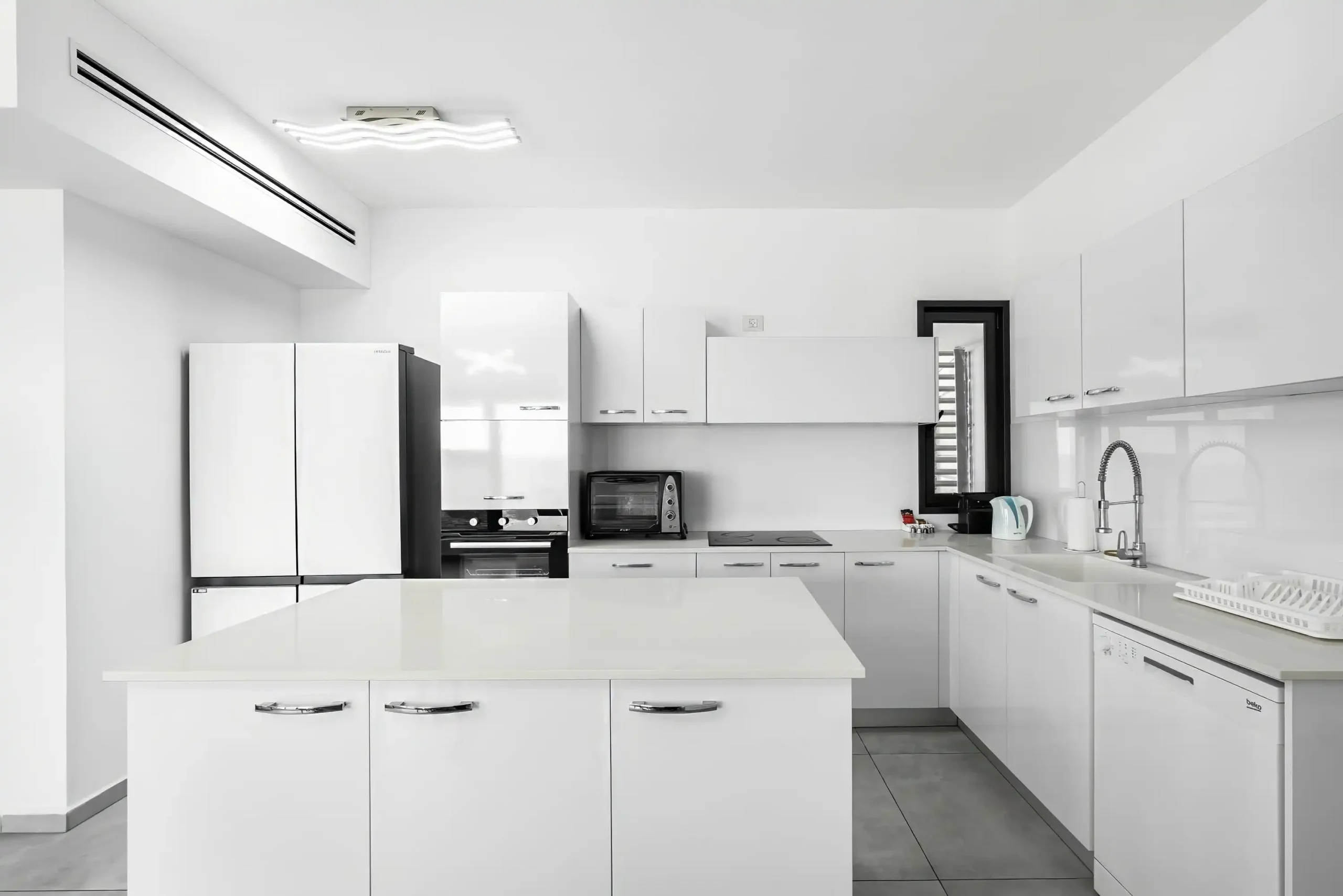 Luxury 4BR Tower Apartment with Panoramic Sea View, Parking & Mamad in Bat Yam