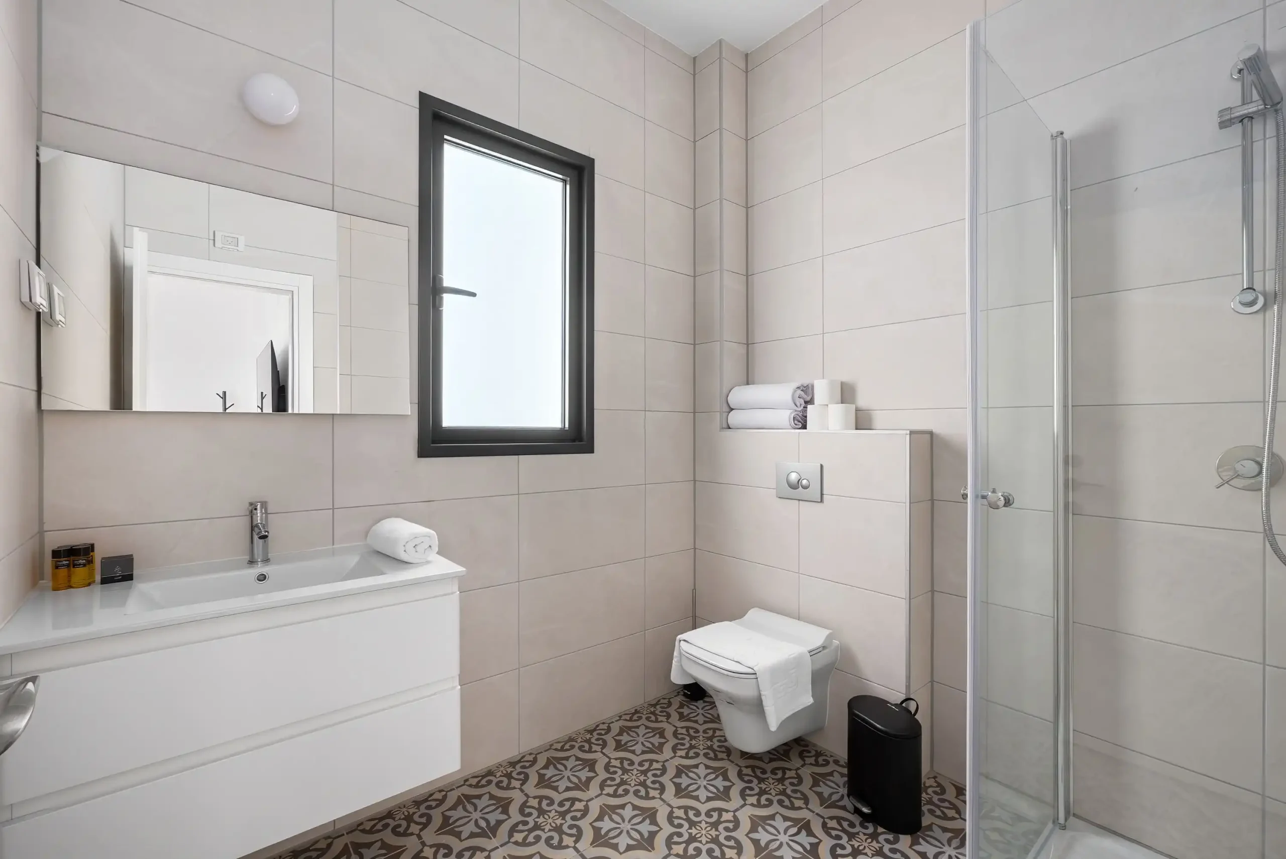 Luxury 5BR Penthouse with Sea-View Balcony, Jacuzzi, Parking & Mamad in Bat Yam