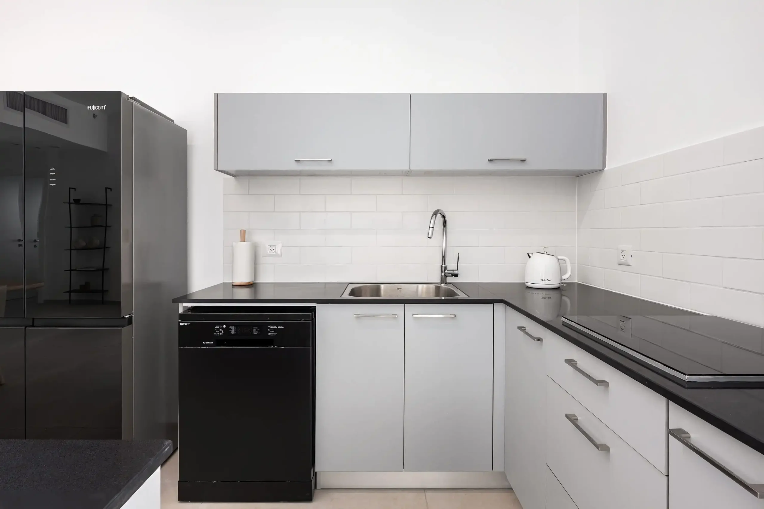 Luxury 5BR Penthouse with Sea-View Balcony, Jacuzzi, Parking & Mamad in Bat Yam