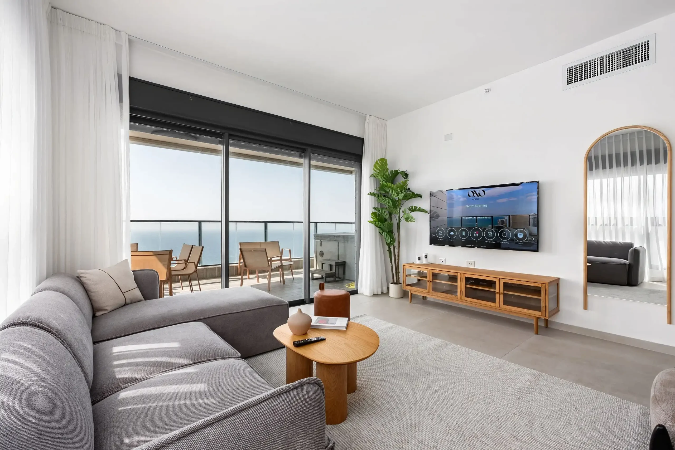 Luxury 5BR Penthouse with Sea-View Balcony, Jacuzzi, Parking & Mamad in Bat Yam