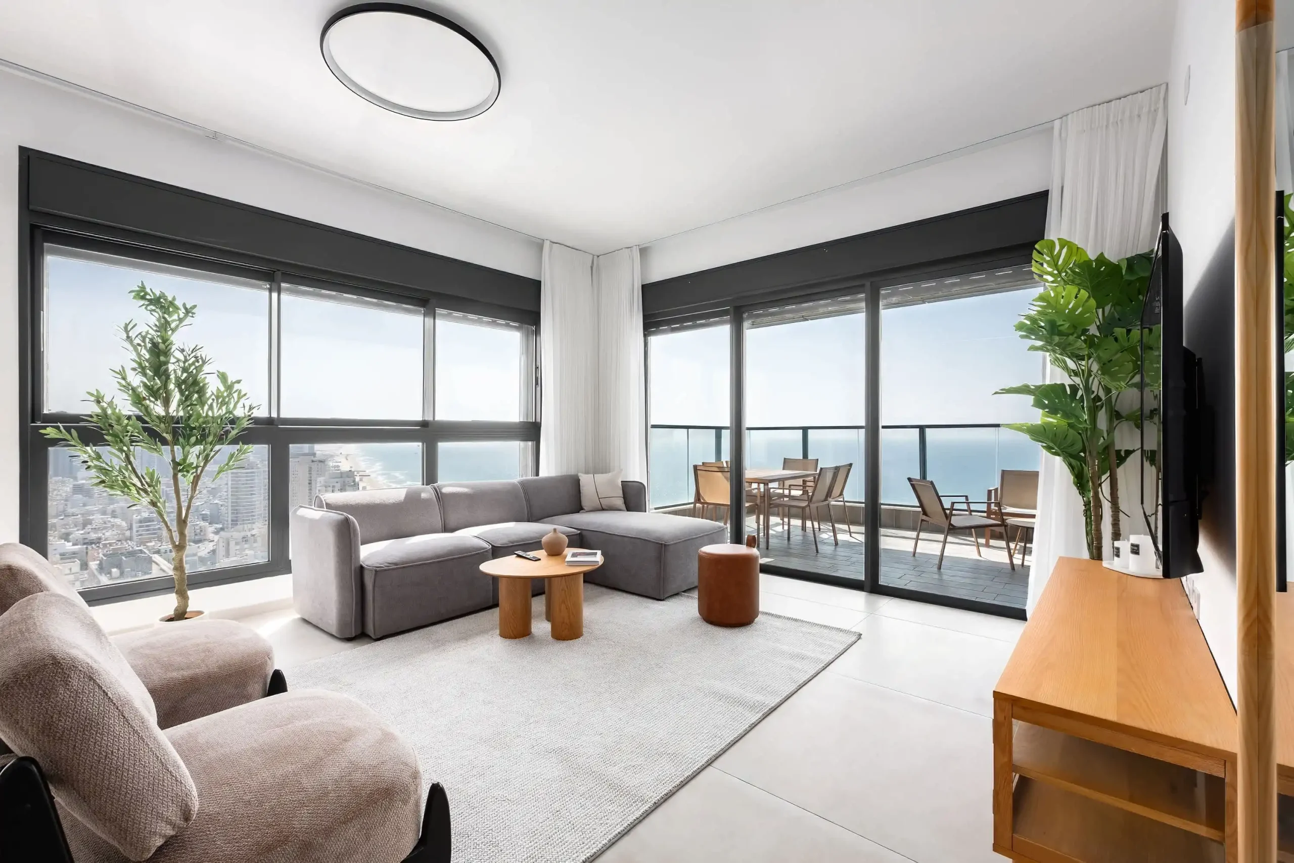 Luxury 5BR Penthouse with Sea-View Balcony, Jacuzzi, Parking & Mamad in Bat Yam